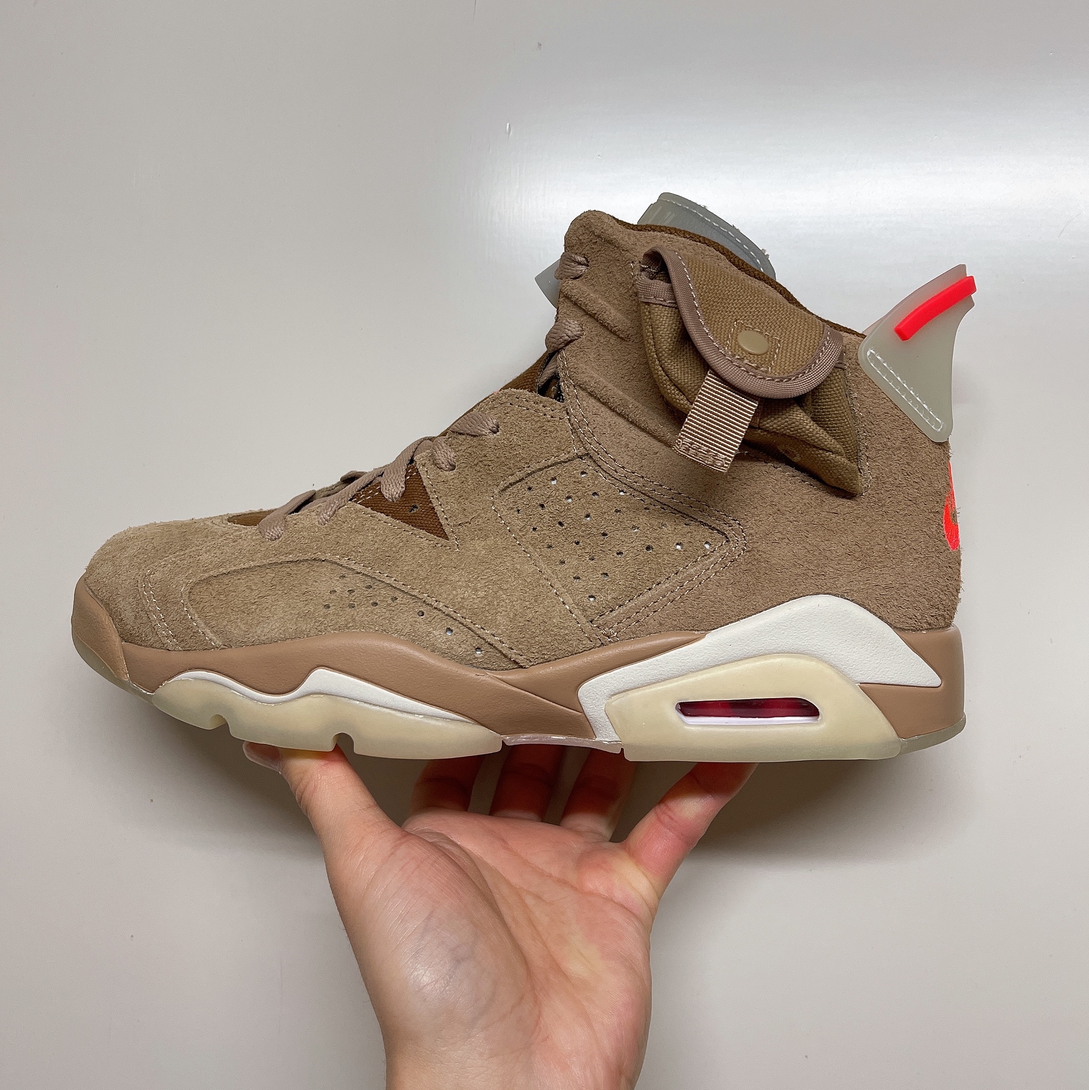 Jordan 6 x Travis Scott Retro SP British Khaki 착용 스타일 - 1