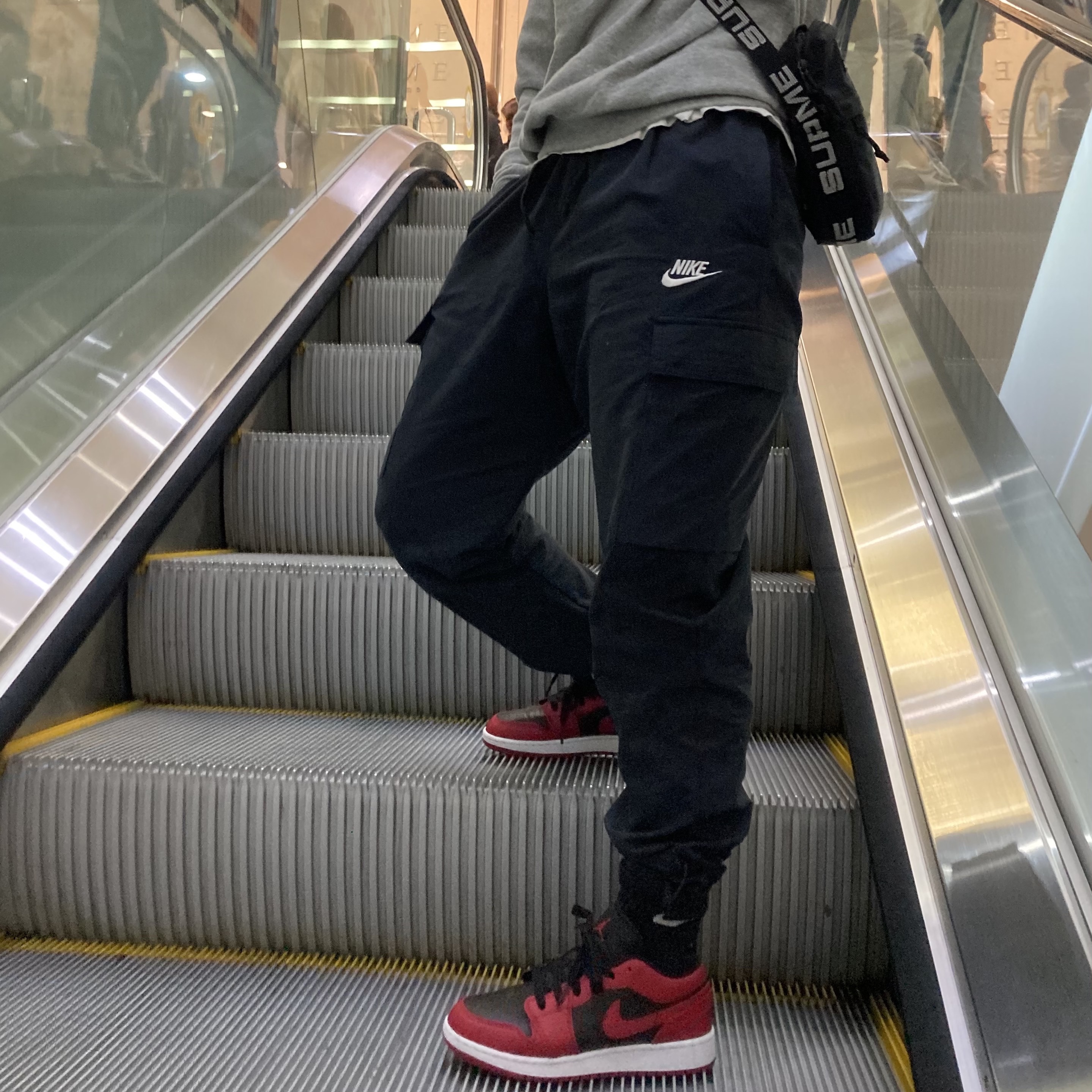(GS) Jordan 1 Low Varsity Red, Supreme Shoulder Bag Black - 18SS 착용 스타일