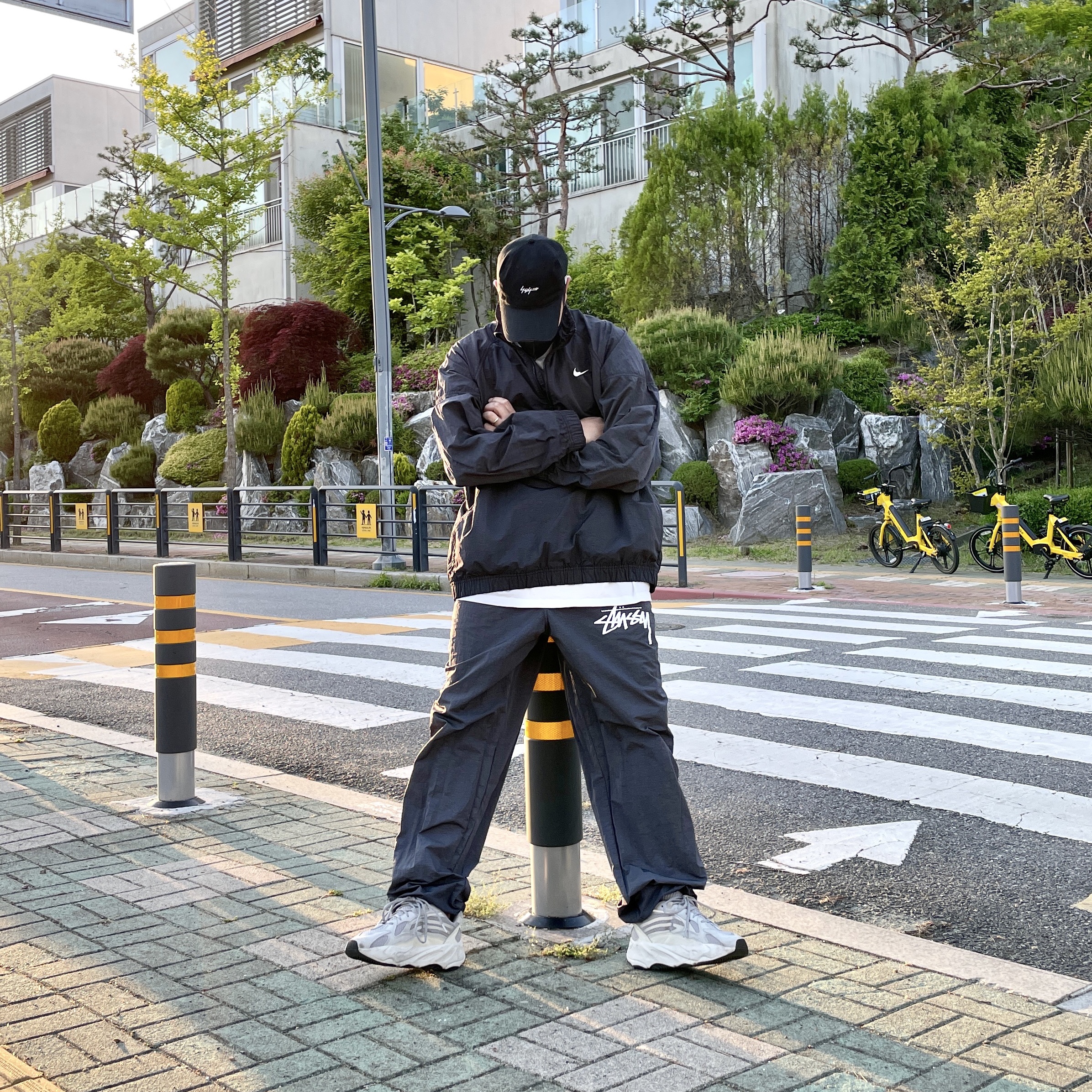 Nike x Stussy Windrunner Jacket Off Noir, Nike x Stussy Beach Pants Off Noir 착용 스타일