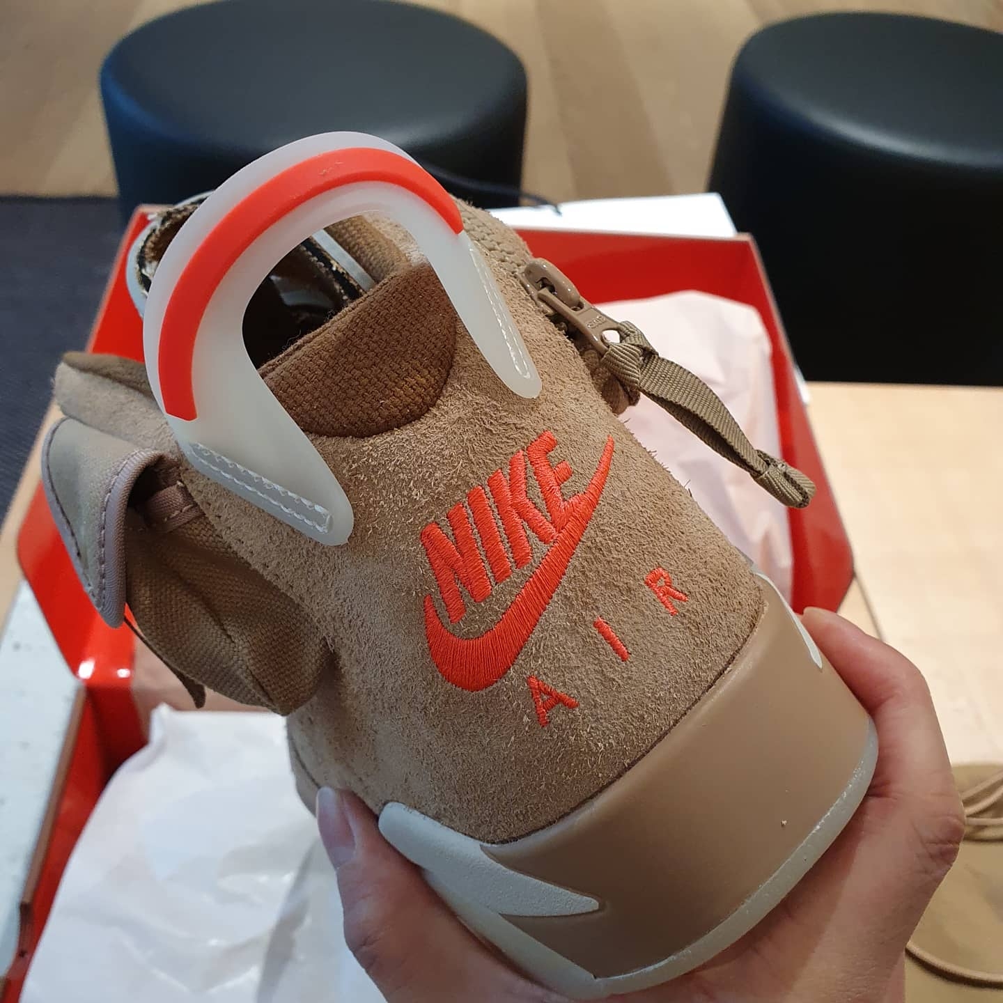 Jordan 6 x Travis Scott Retro SP British Khaki 착용 스타일 - 3