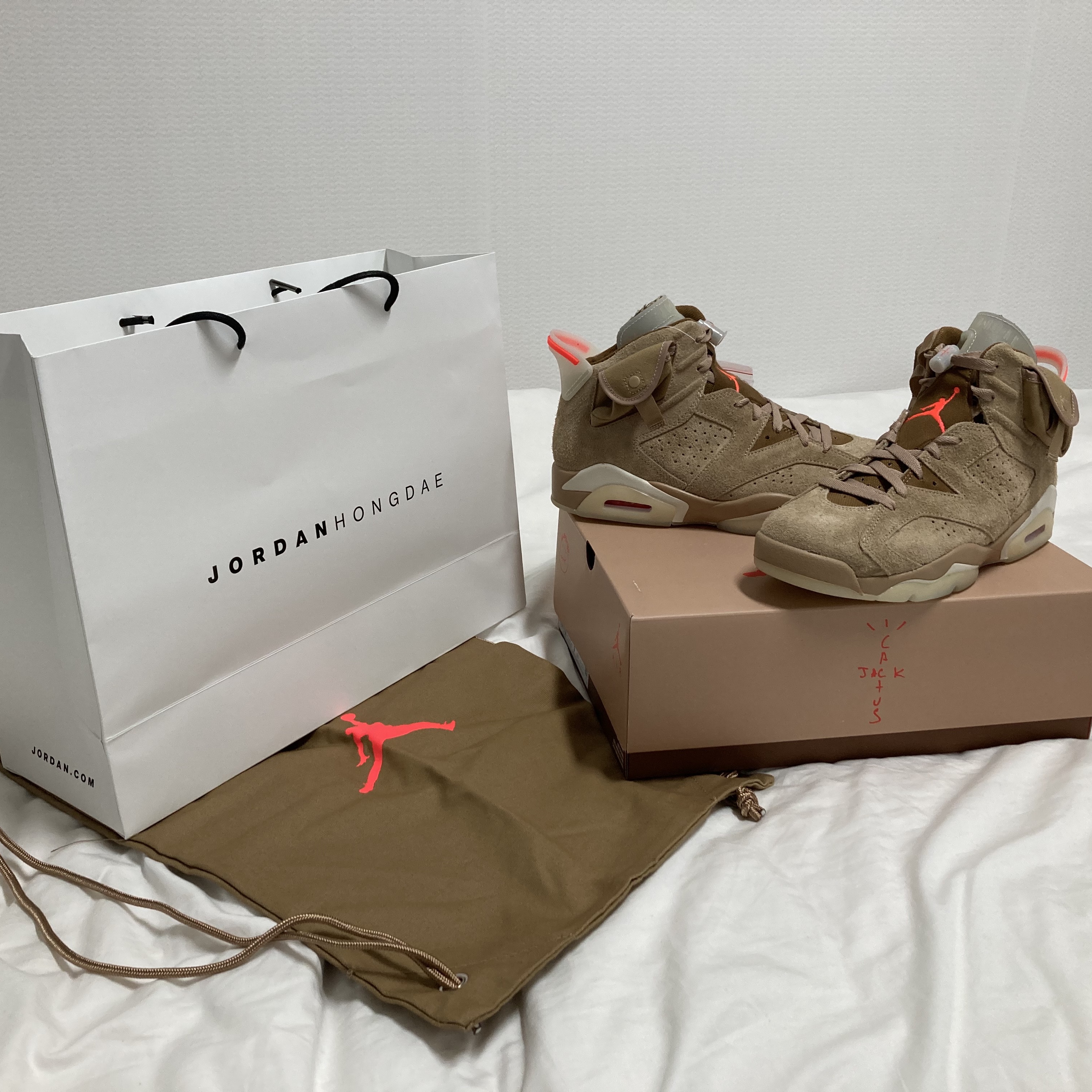 Jordan 6 x Travis Scott Retro SP British Khaki 착용 스타일