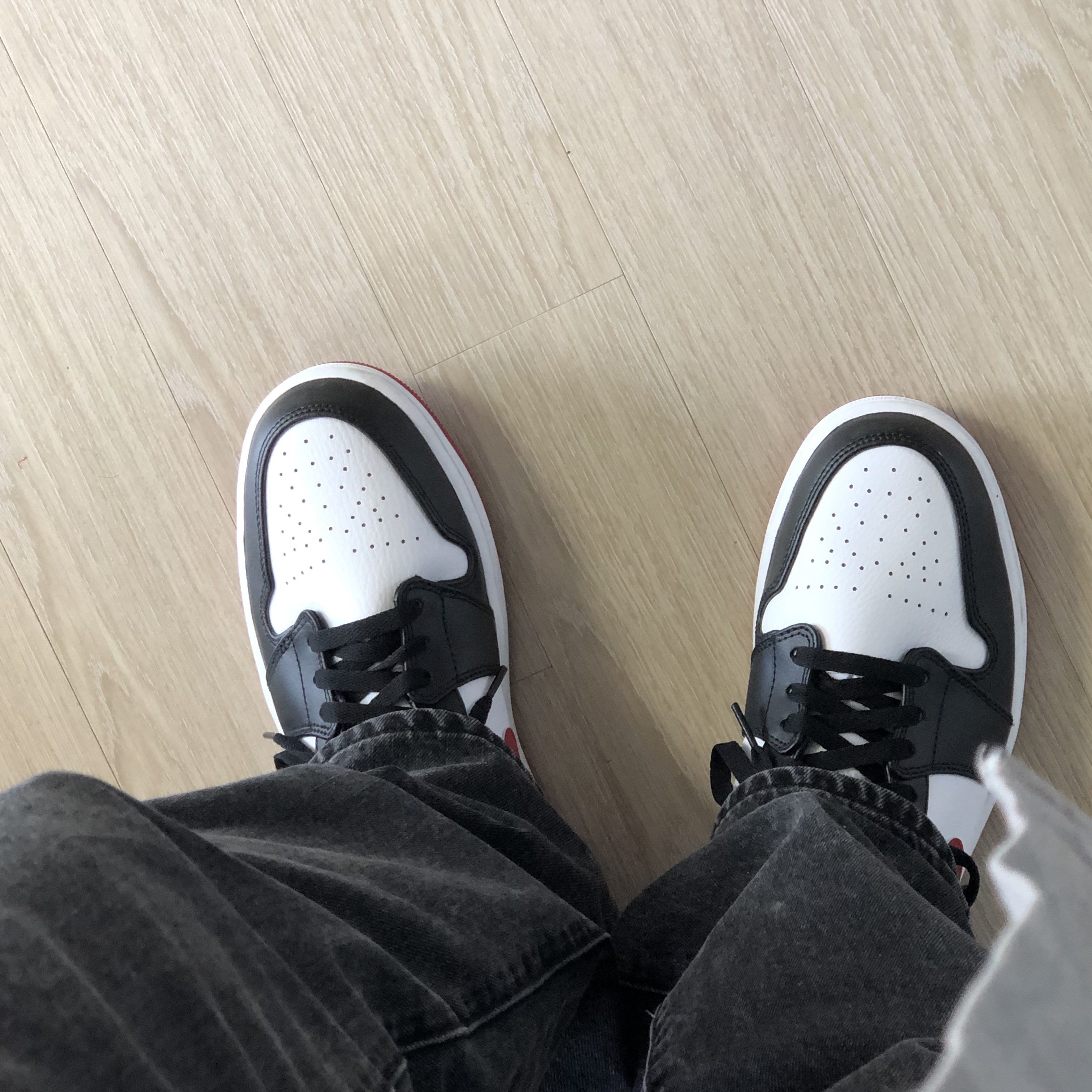 Jordan 1 Mid Gym Red Black White 착용 스타일 - 3