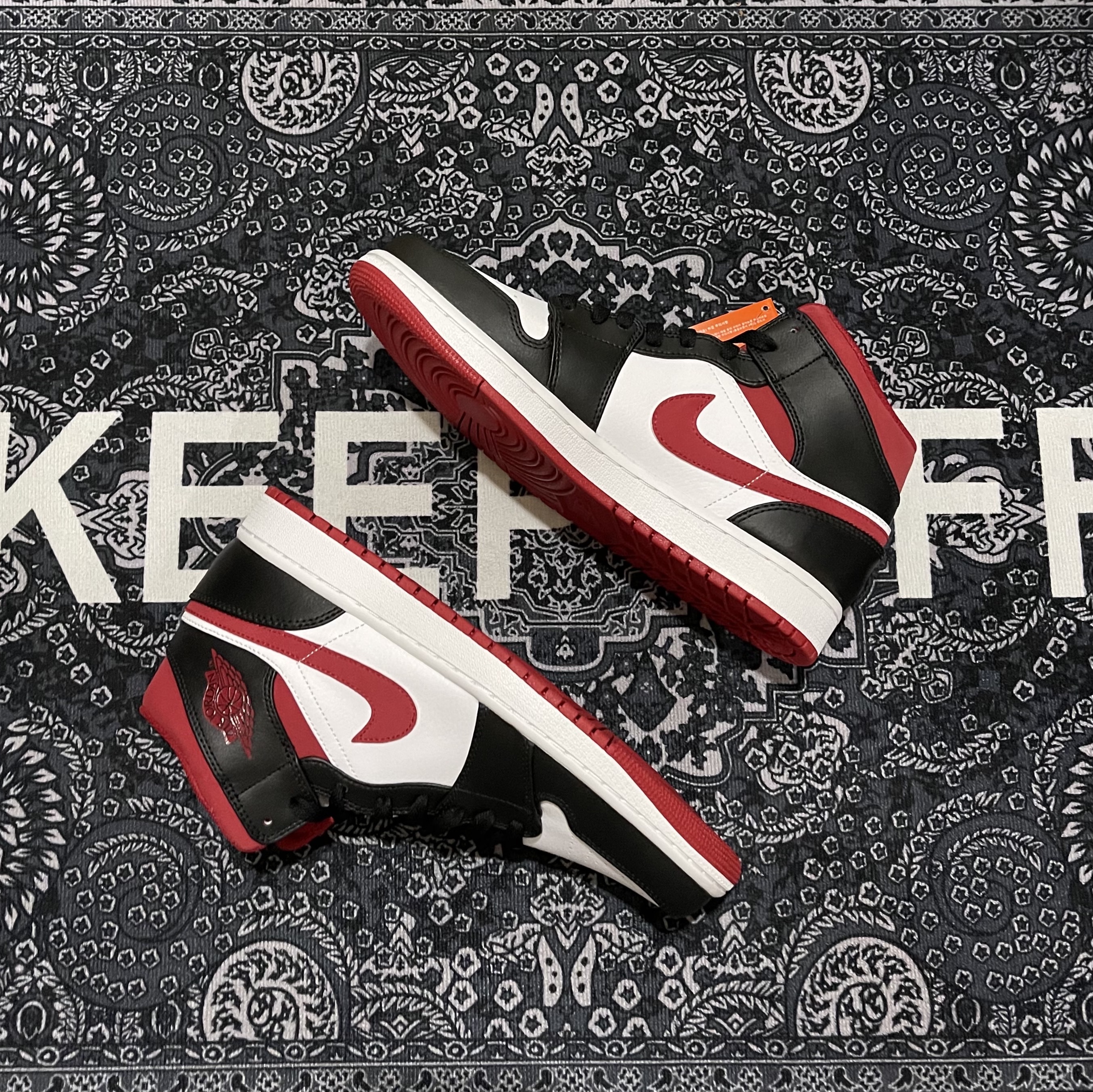 Jordan 1 Mid Gym Red Black White, Jordan 1 Mid Black Chile Red 착용 스타일 - 1