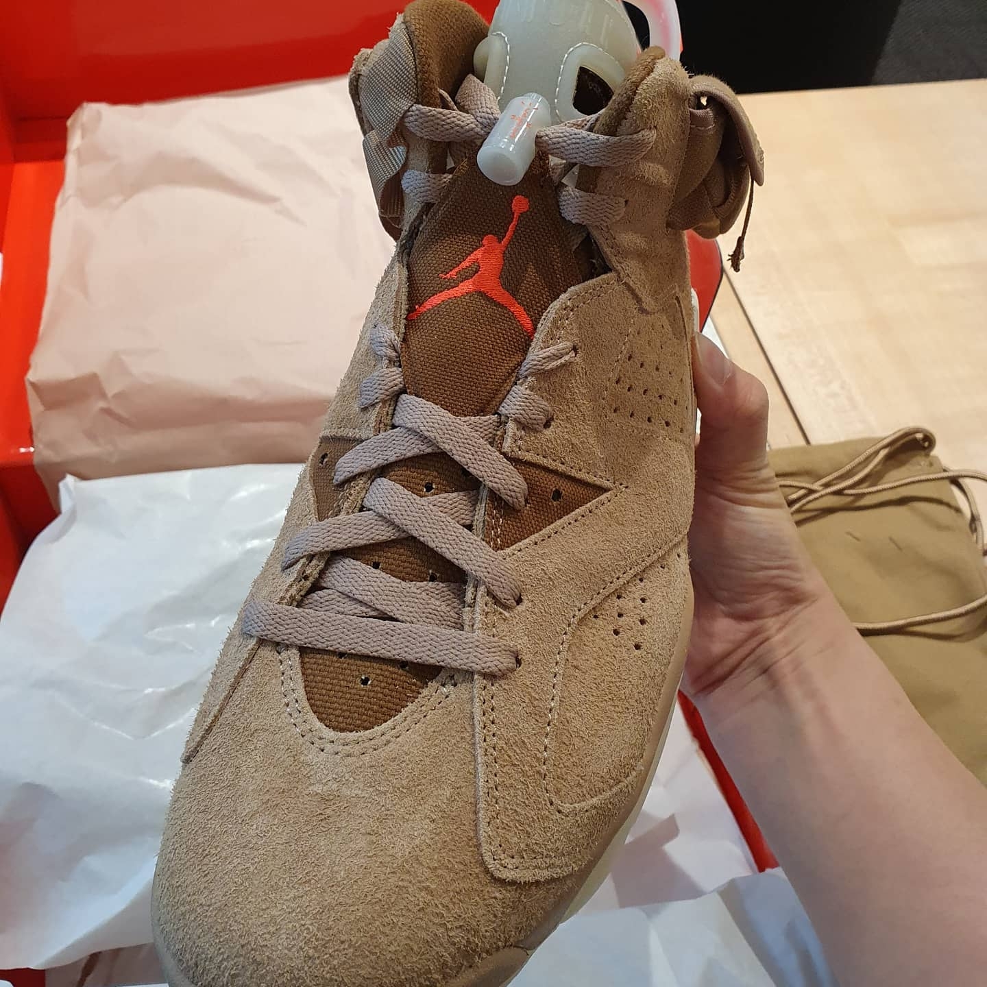 Jordan 6 x Travis Scott Retro SP British Khaki 착용 스타일 - 2