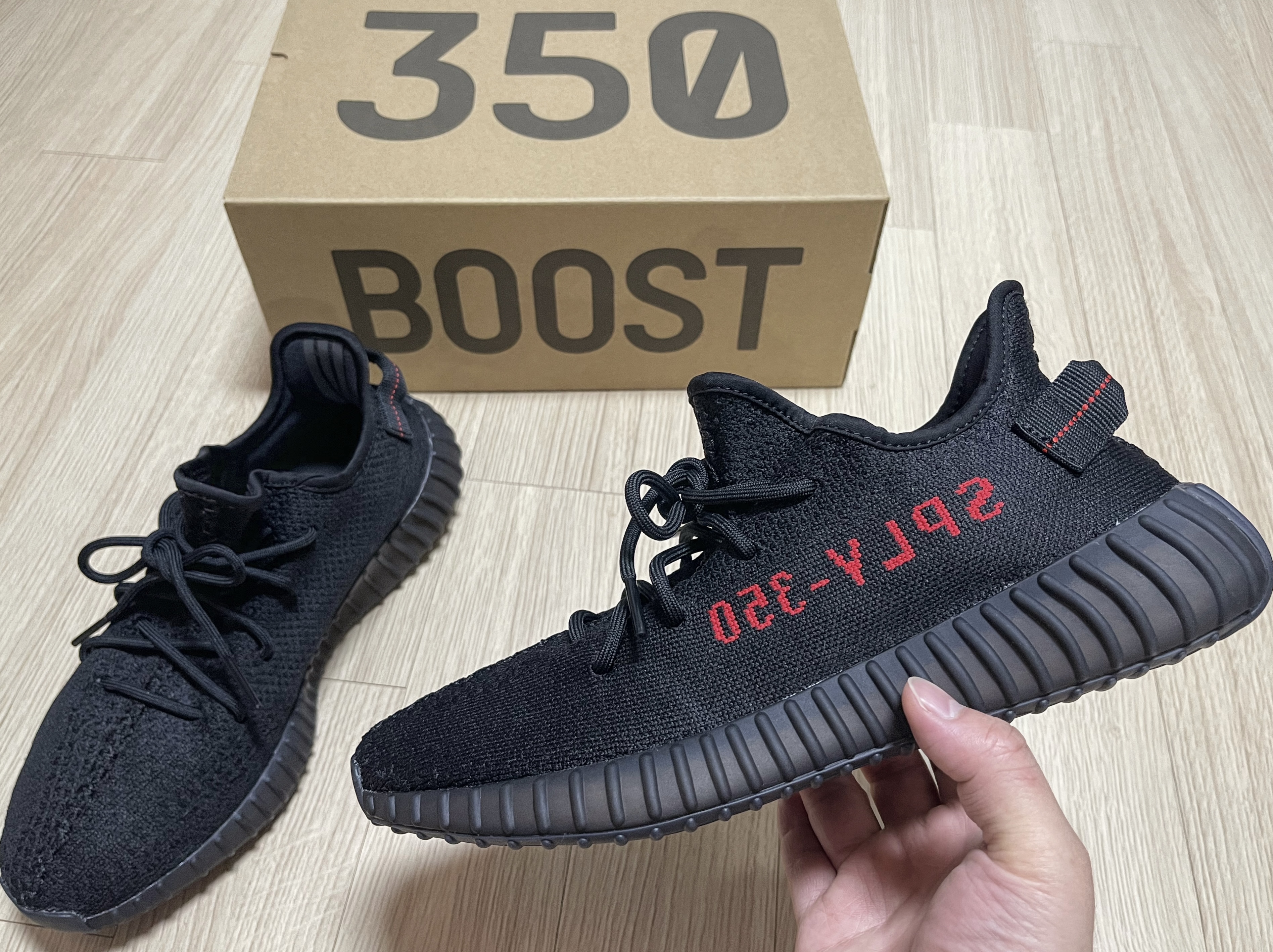 Adidas Yeezy Boost 350 V2 Black Red 2020 착용 스타일 - 3