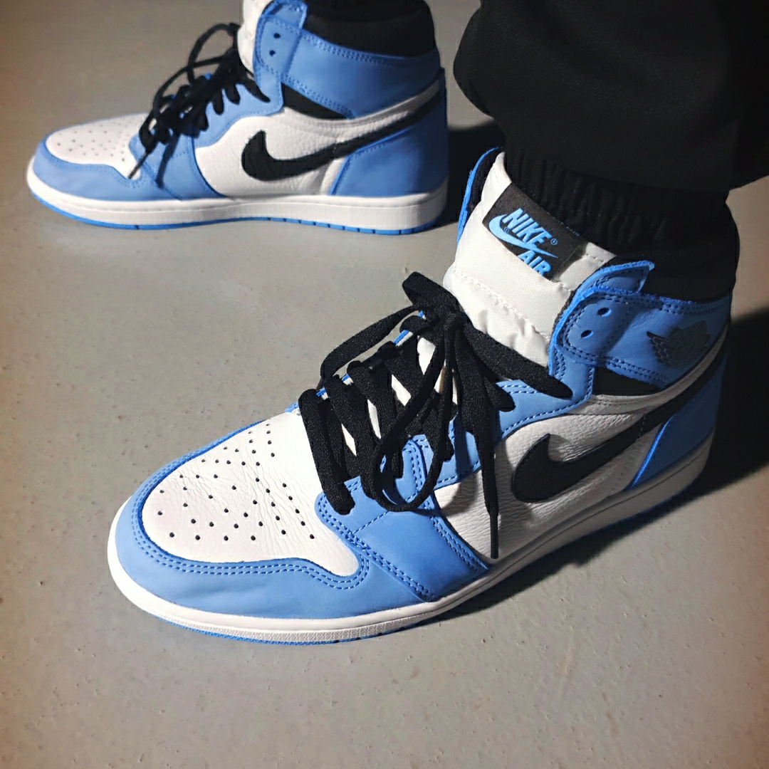 Jordan 1 Retro High OG University Blue 착용 스타일 - 5
