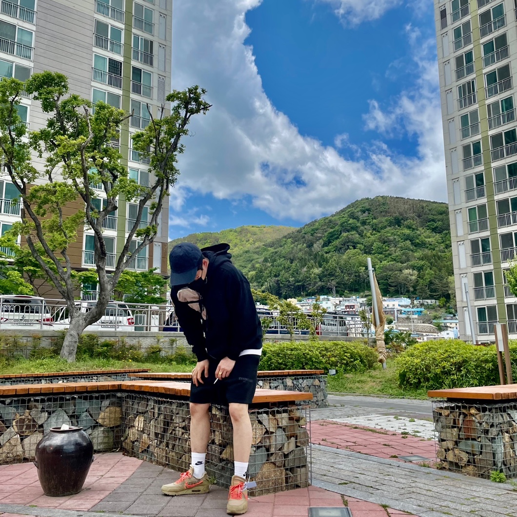 Nike x Travis Scott NRG AG Utility Hoodie Black, Essentials Sweatshorts Black 2020 착용 스타일