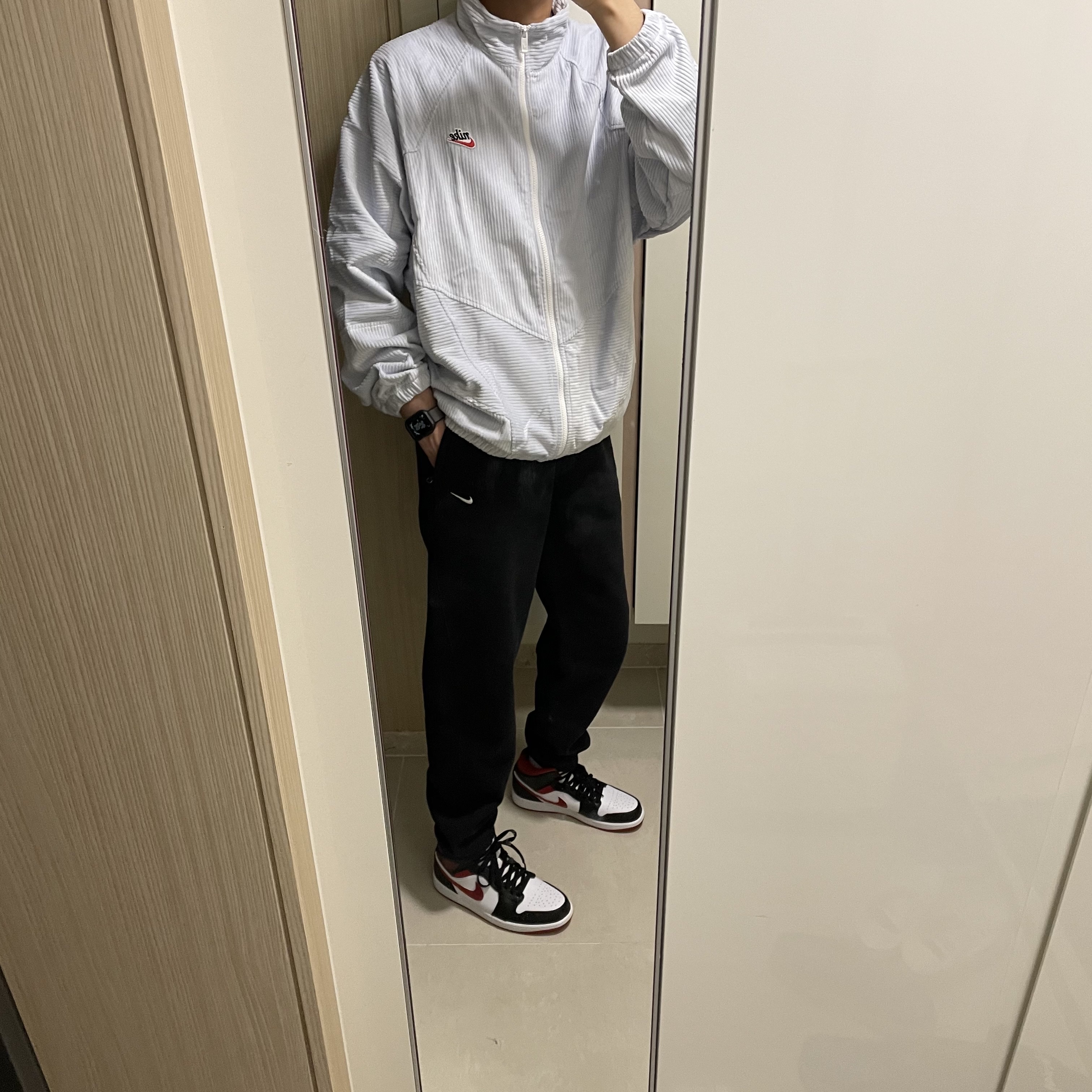Jordan 1 Mid Gym Red Black White, Nike M NRG Sweatpants Black 착용 스타일