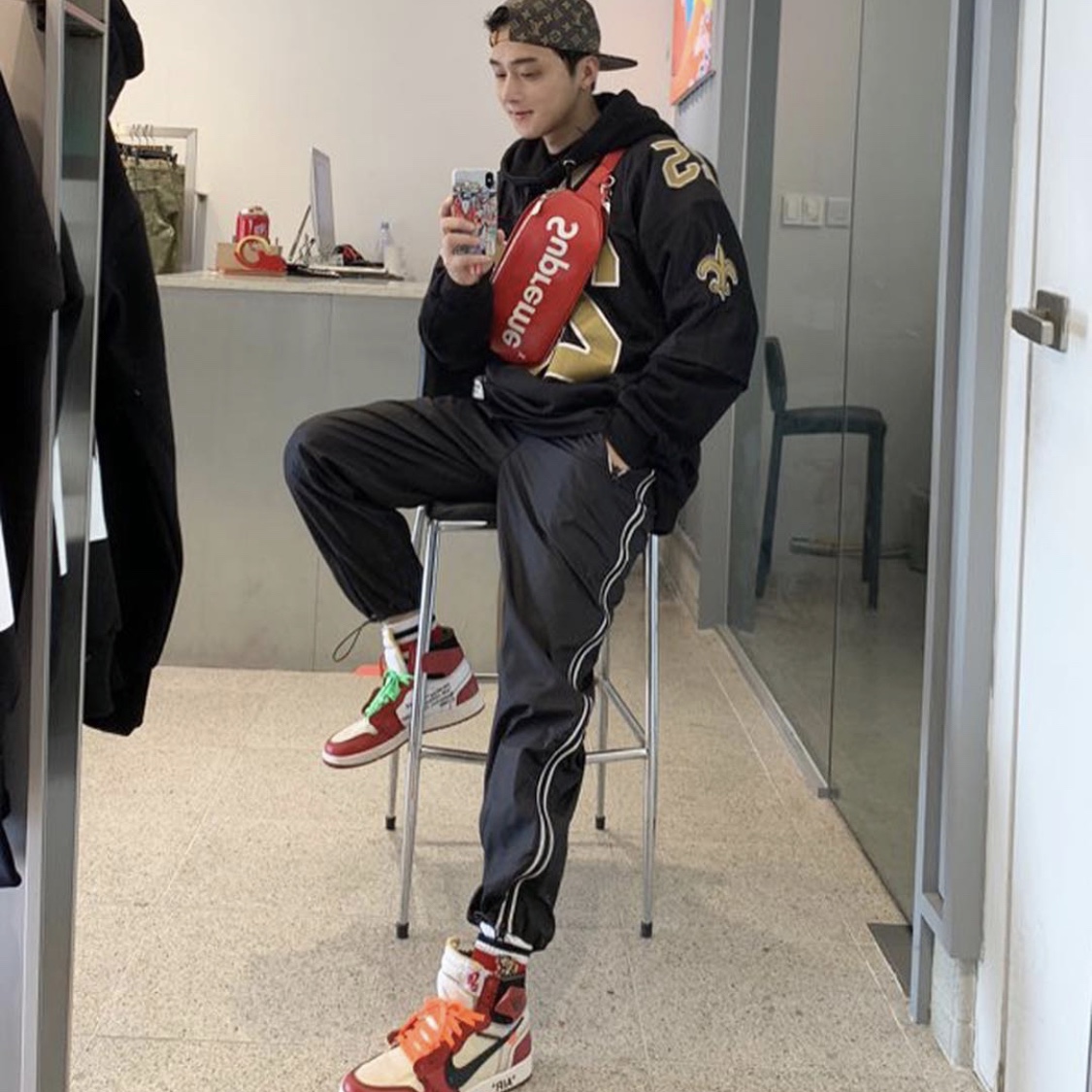 Jordan 1 x Off-White Retro High Chicago The Ten, Jordan 1 x Off-White Retro High University Blue 착용 스타일 - 2