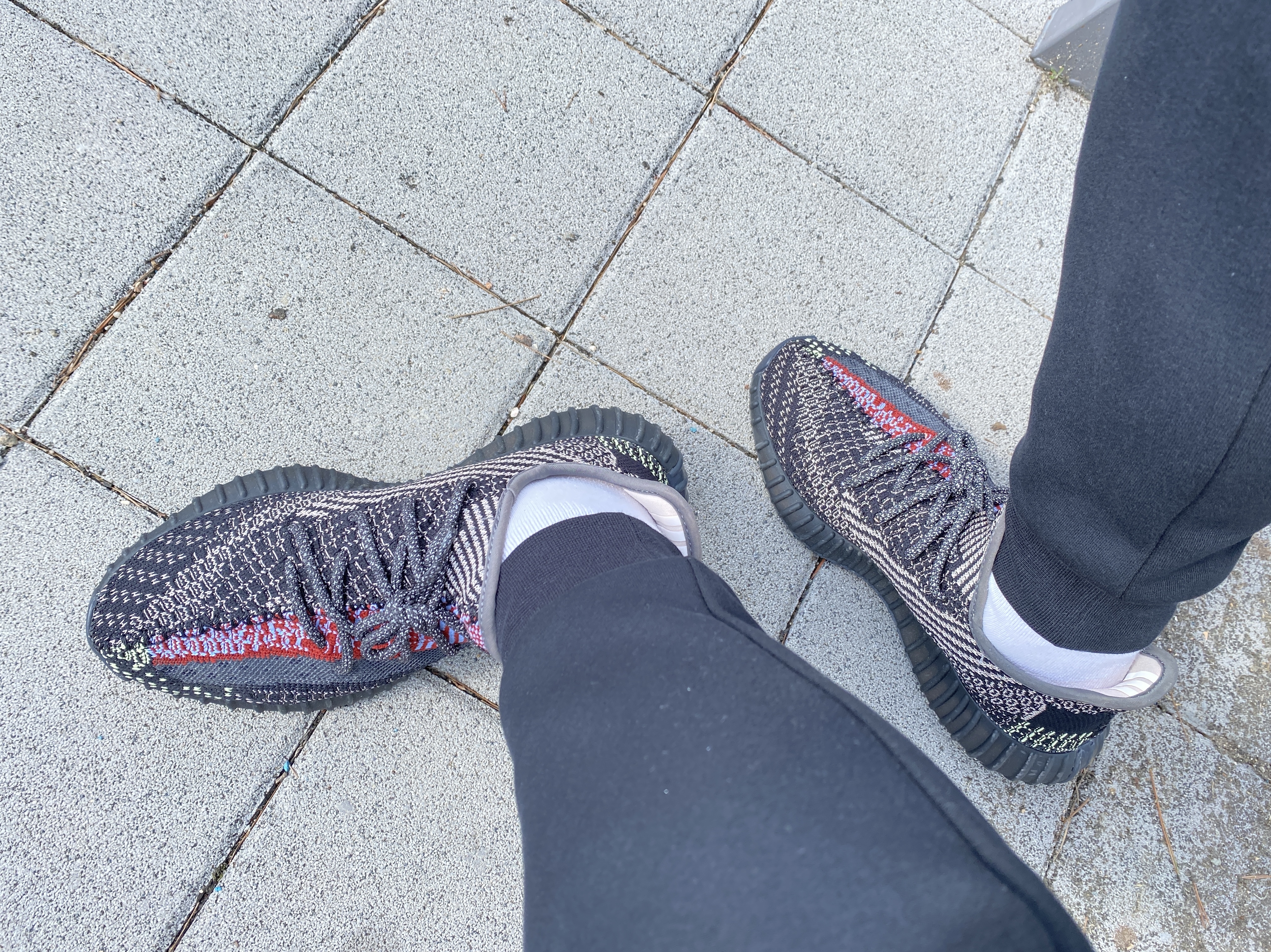 Adidas Yeezy Boost 350 V2 Yecheil - Reflective 착용 스타일