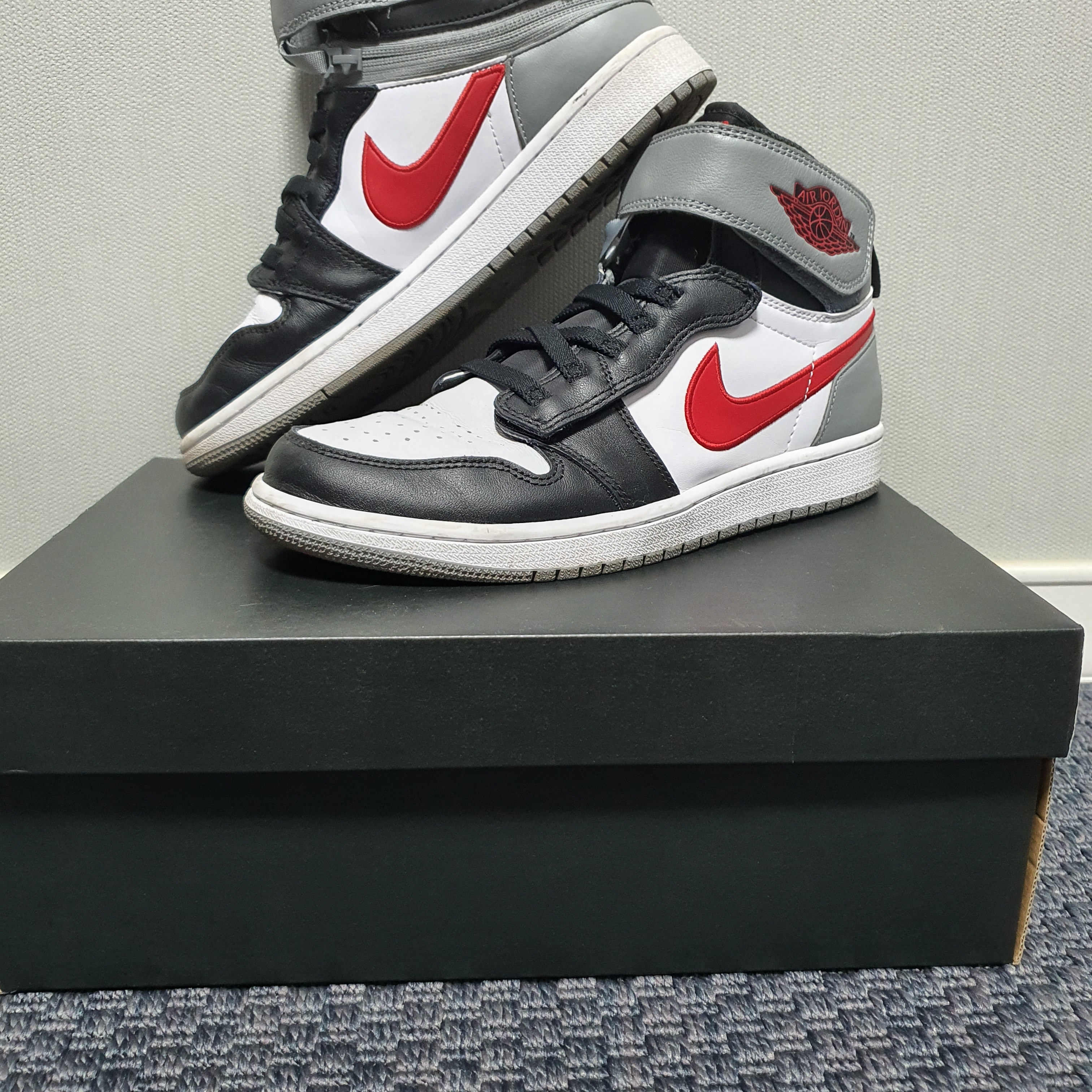 Jordan 1 High FlyEase Black Particle Grey Gym Red 착용 스타일