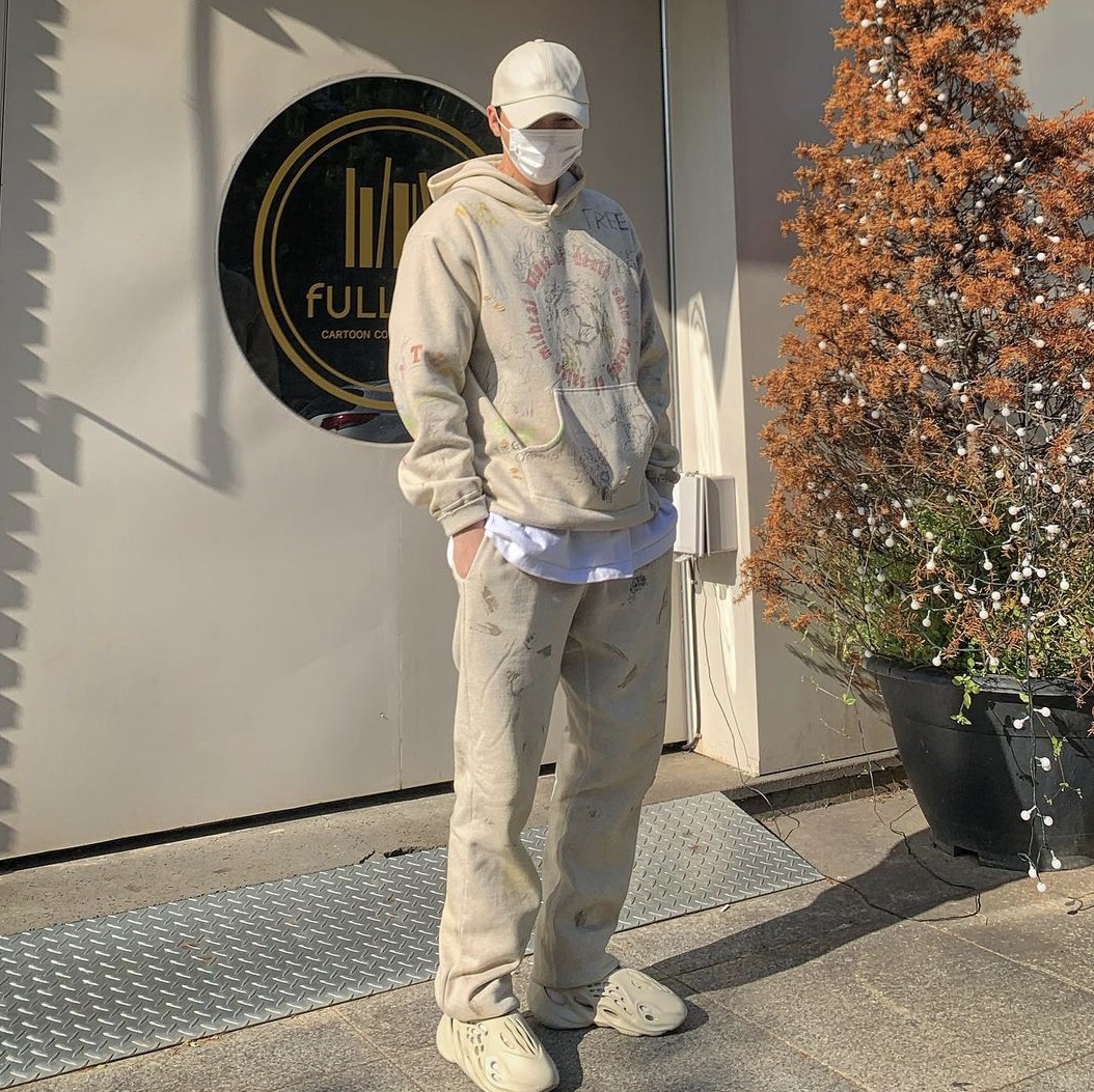 Adidas Yeezy Foam RNNR Ararat 착용 스타일