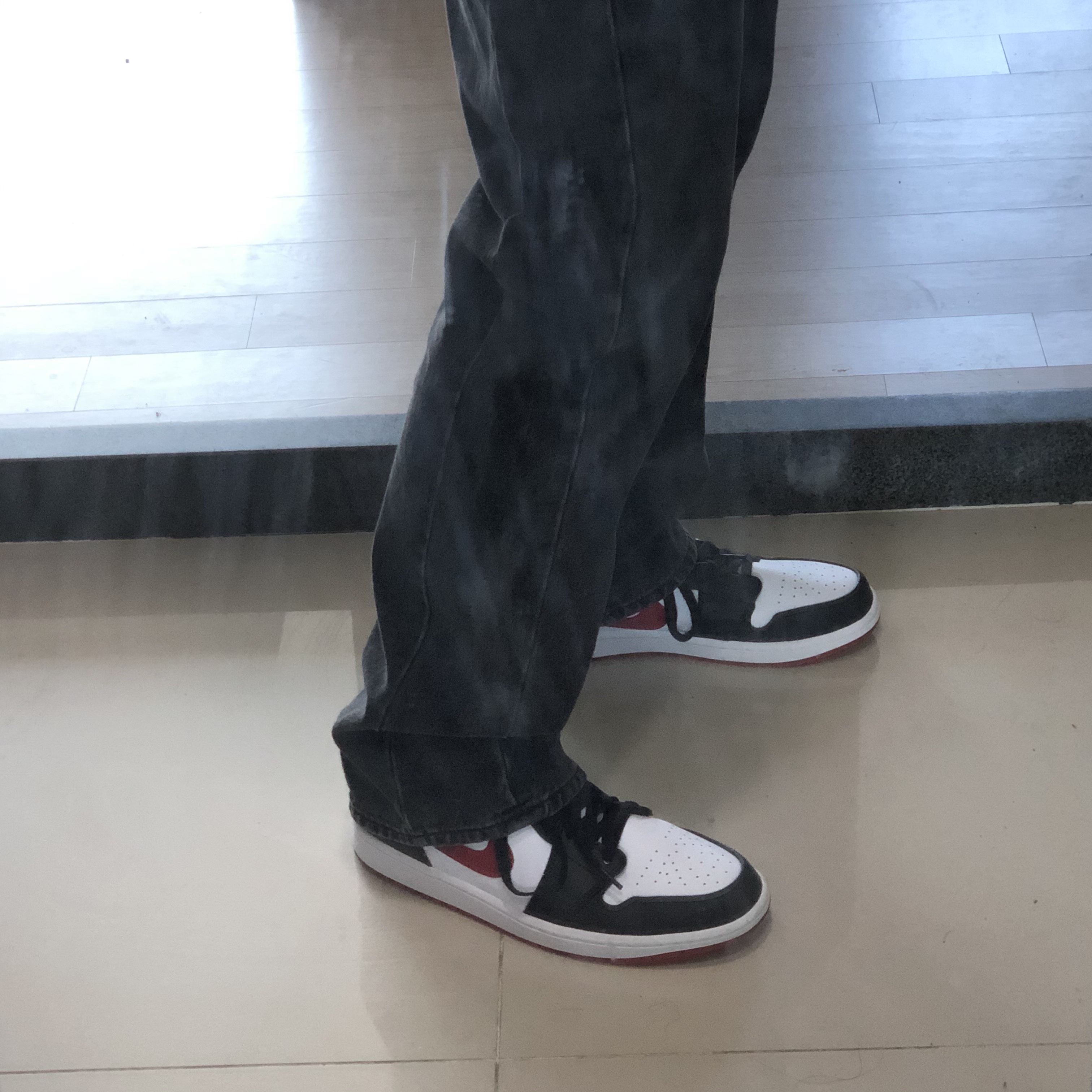 Jordan 1 Mid Gym Red Black White 착용 스타일 - 2