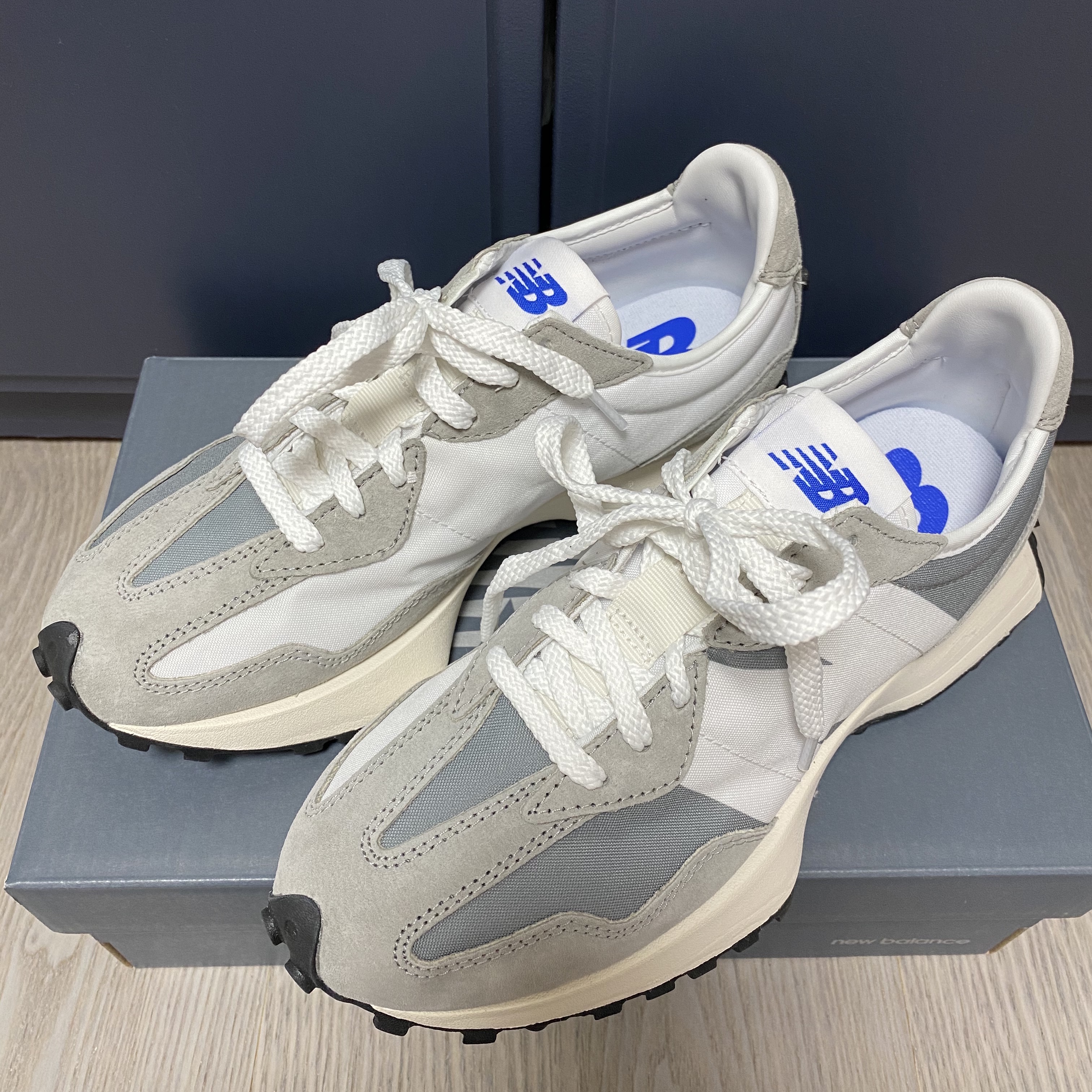 New Balance 327 Grey 착용 스타일