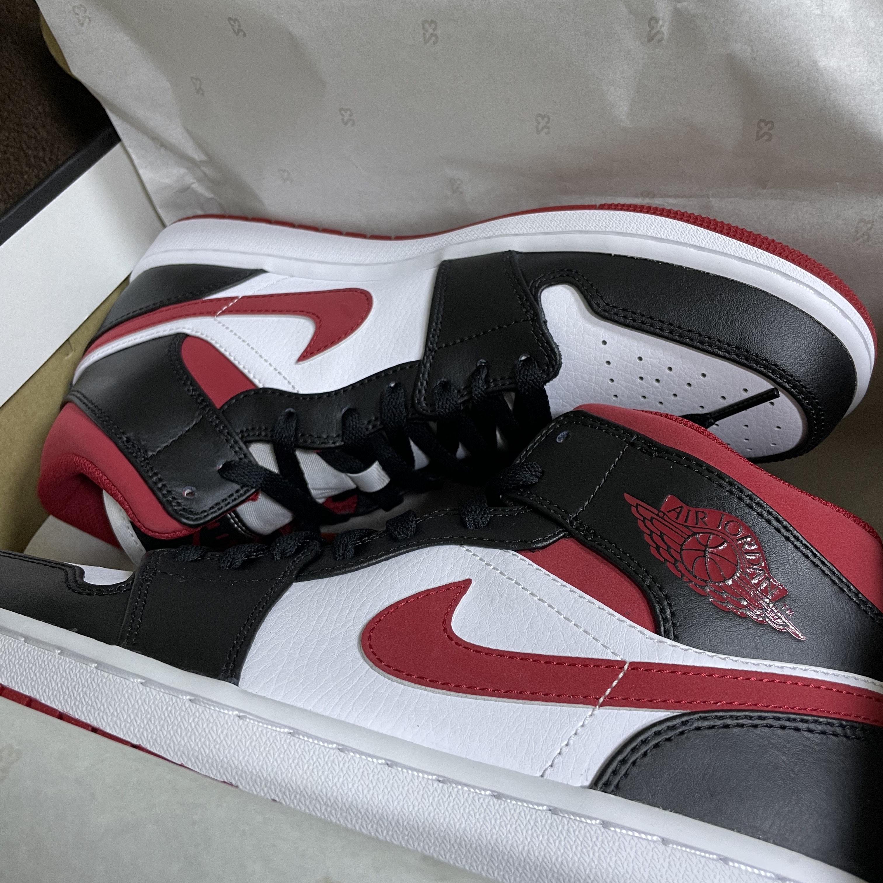 Jordan 1 Mid Gym Red Black White 착용 스타일