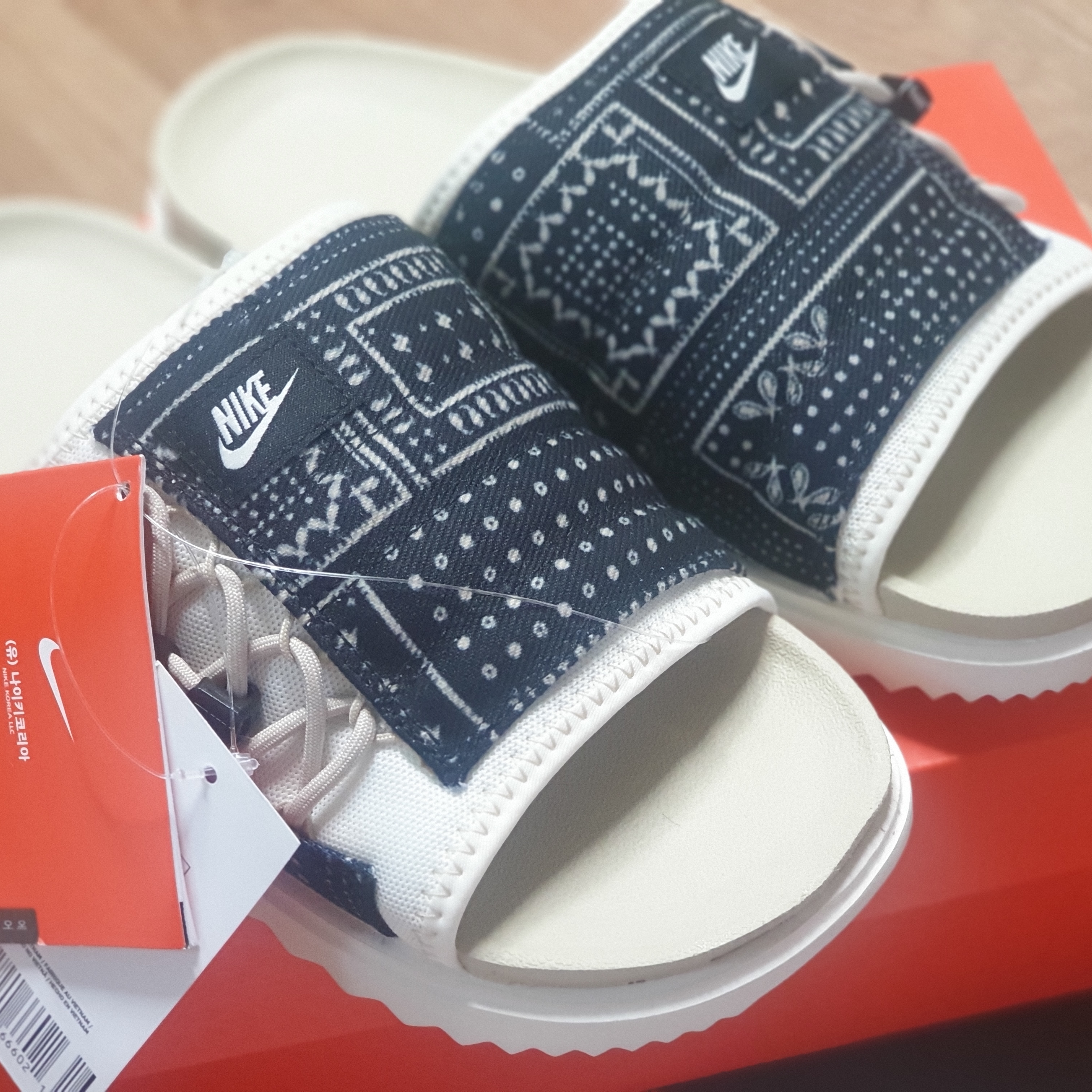 Nike Asuna Slide Pale Ivory Rattan 착용 스타일