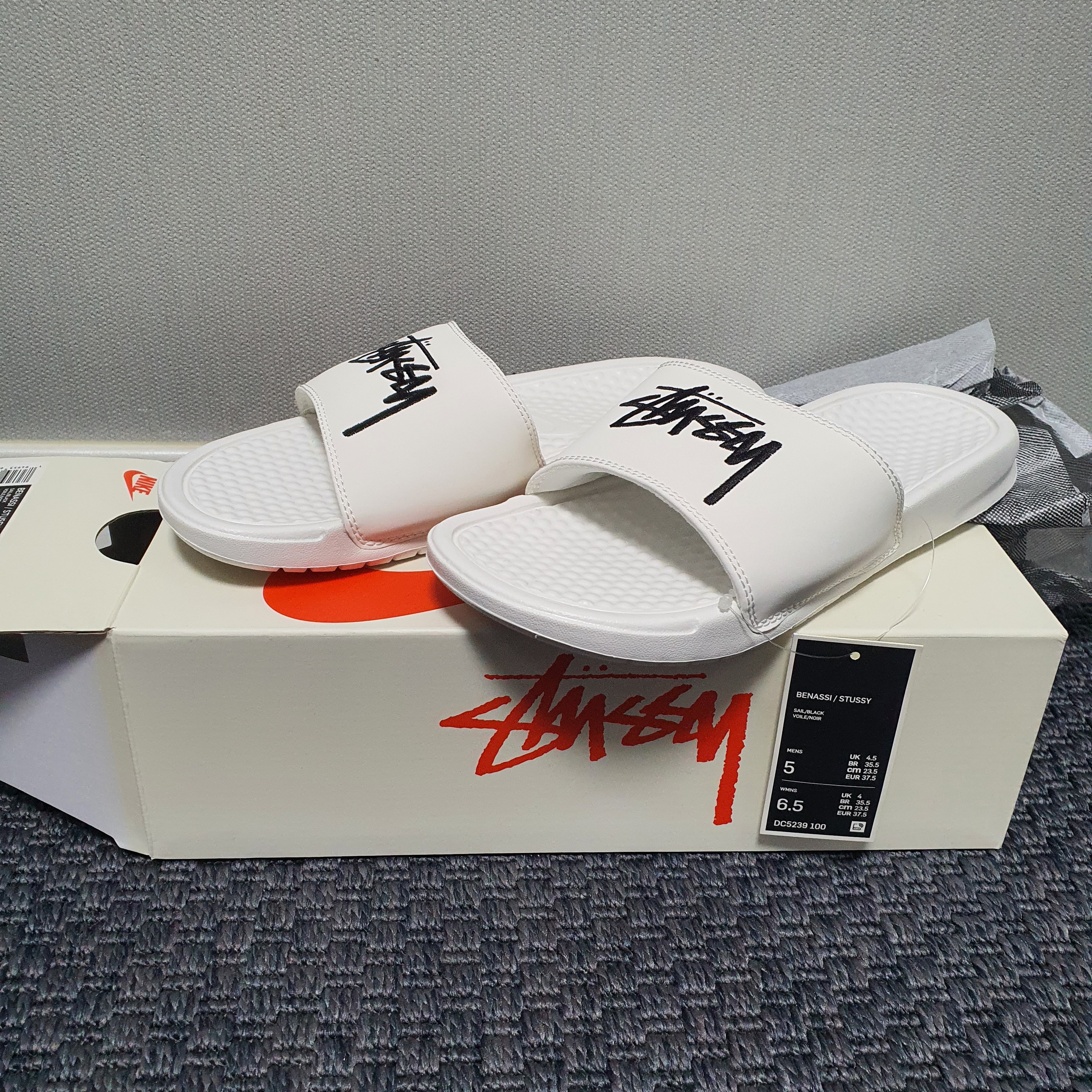 Nike x Stussy Benassi Slide Sail 착용 스타일