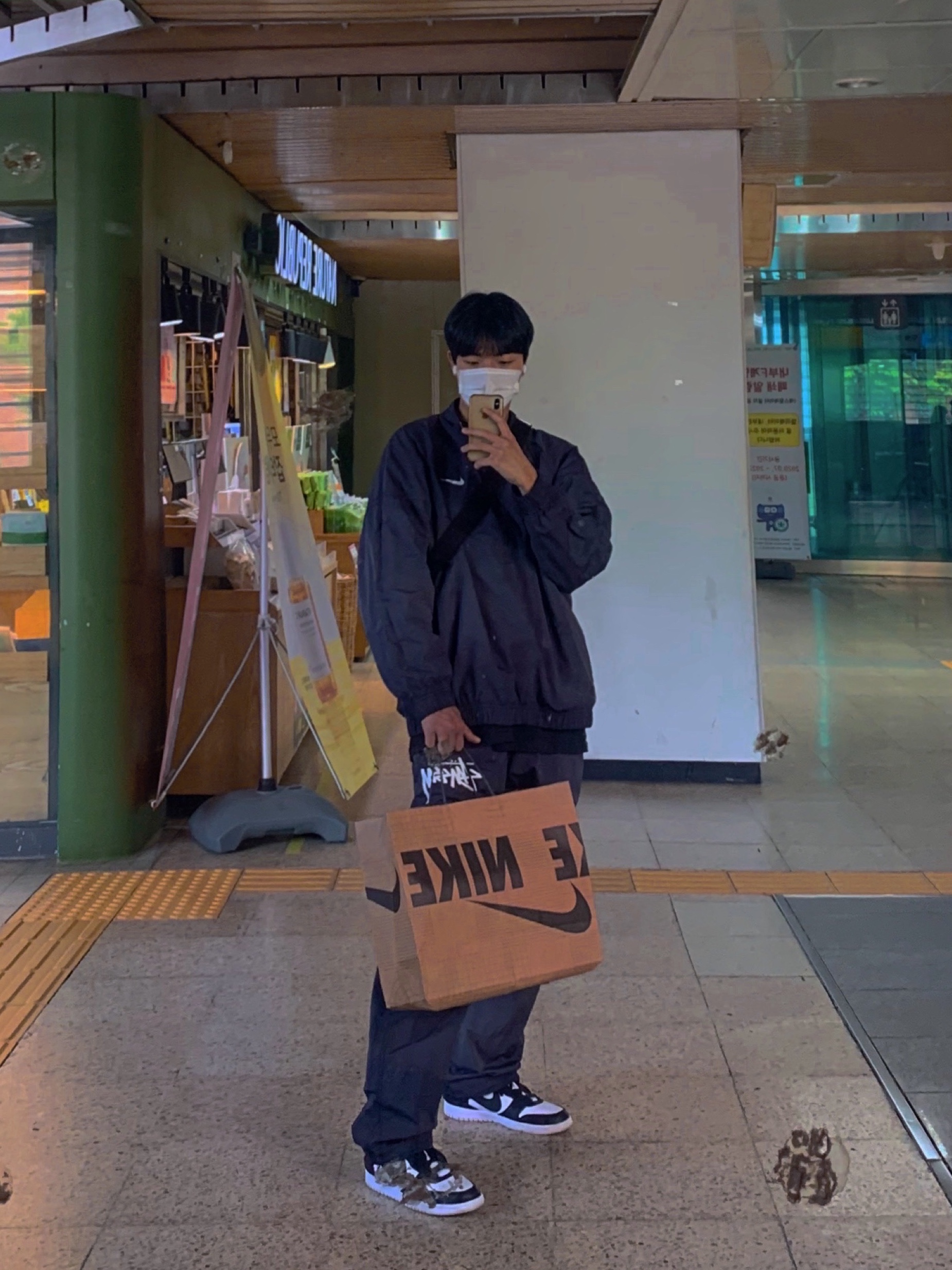 Nike x Stussy Windrunner Jacket Off Noir, Nike x Stussy Beach Pants Off Noir 착용 스타일