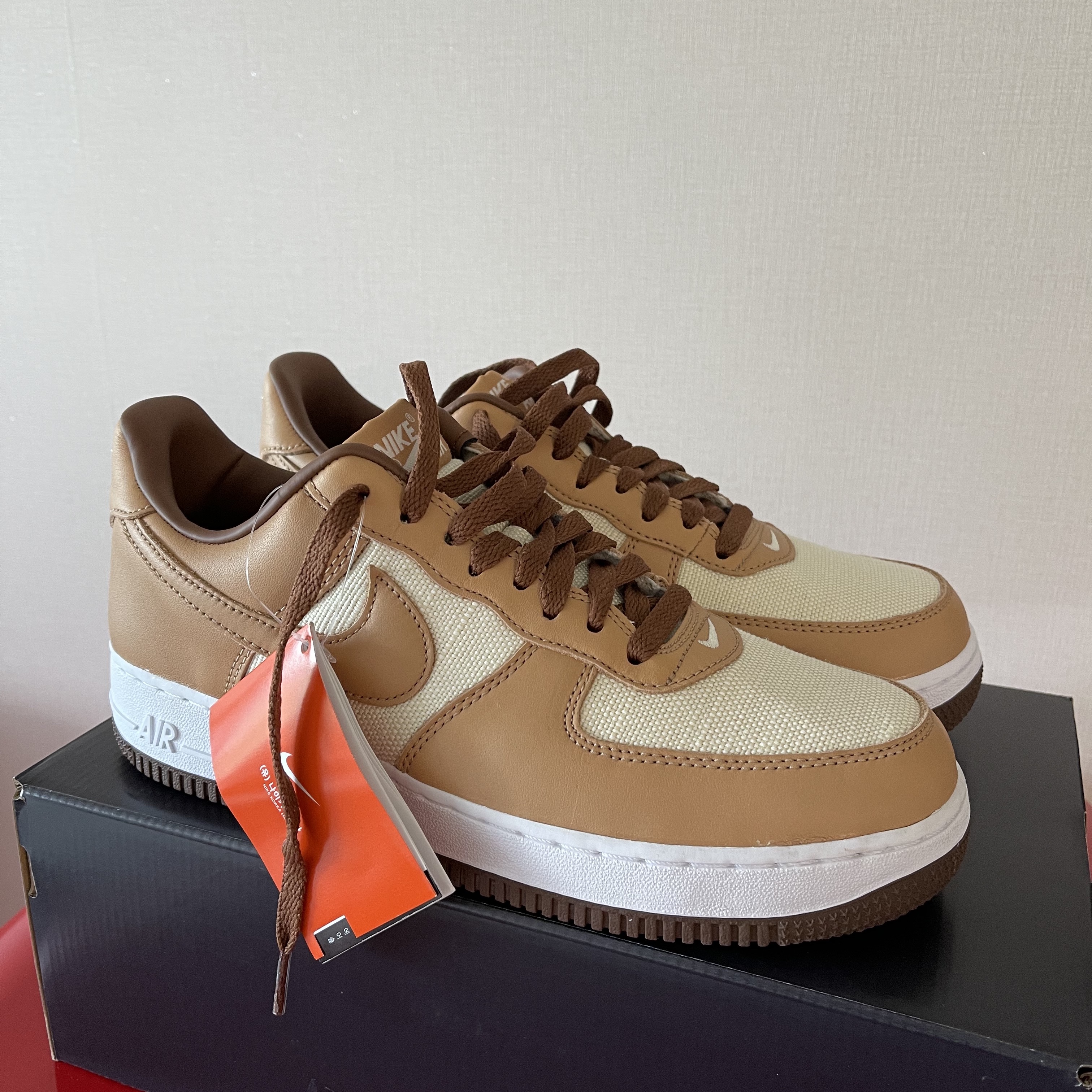 Nike Air Force 1 Low QS Acorn 2021 착용 스타일 - 1
