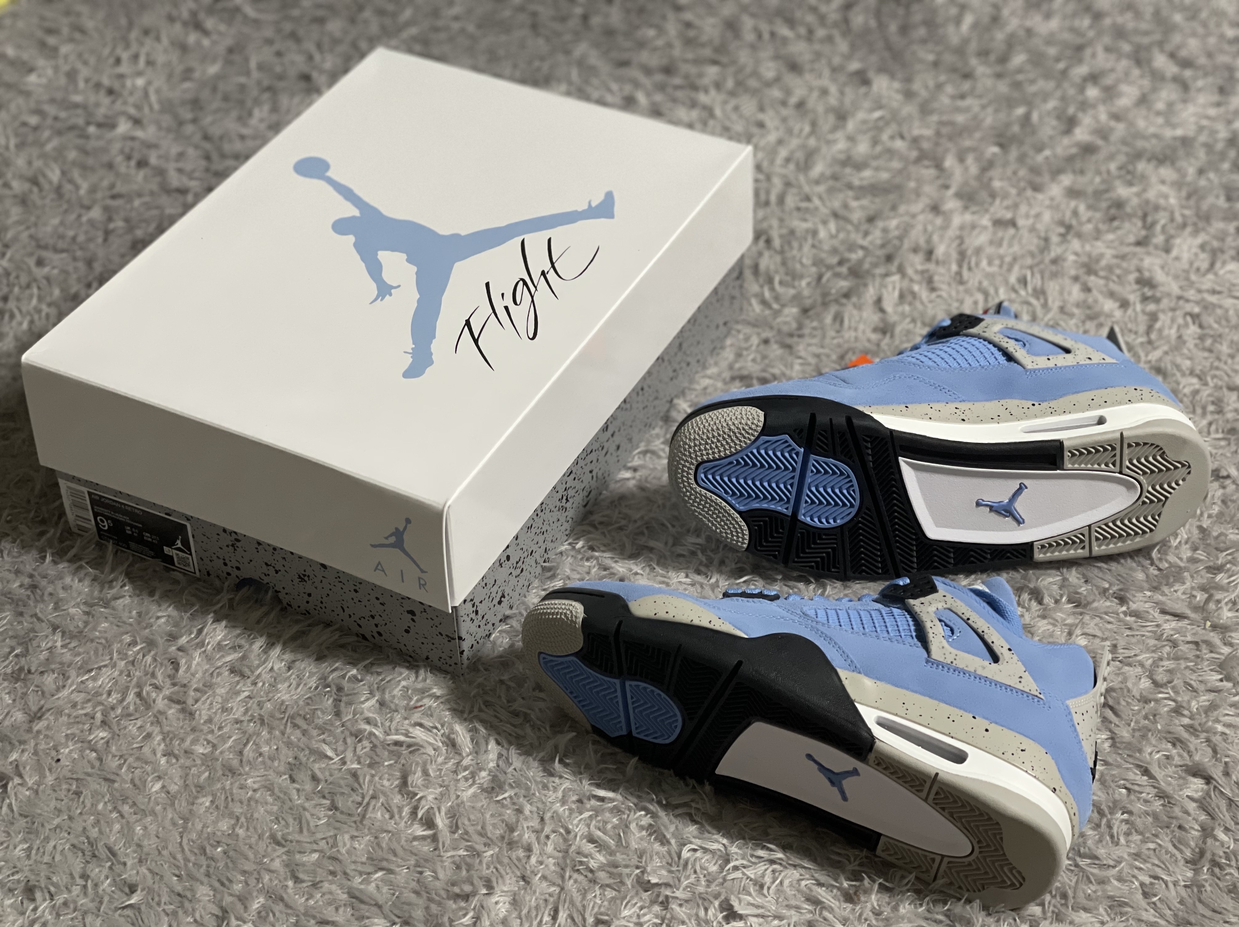Jordan 4 Retro University Blue 착용 스타일 - 1