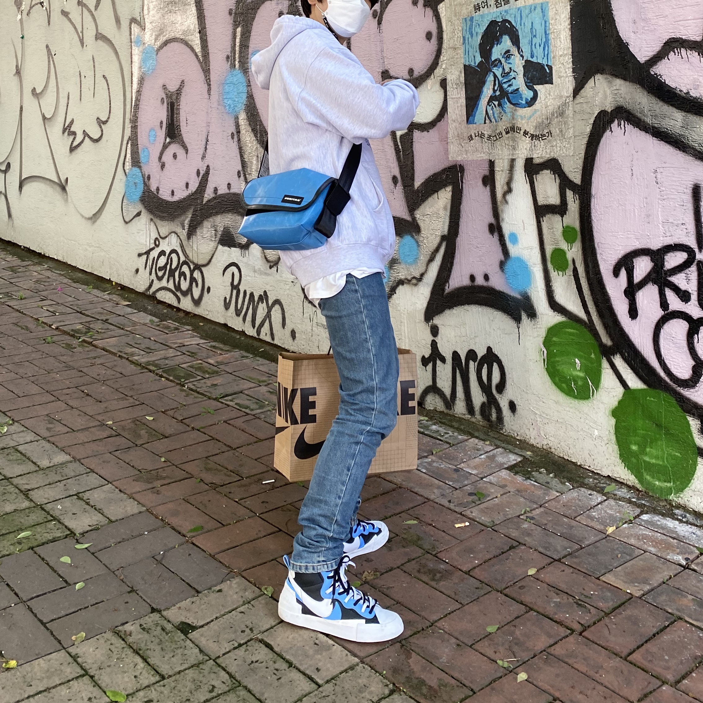 Nike x Sacai Blazer Mid White Black Legend Blue 착용 스타일