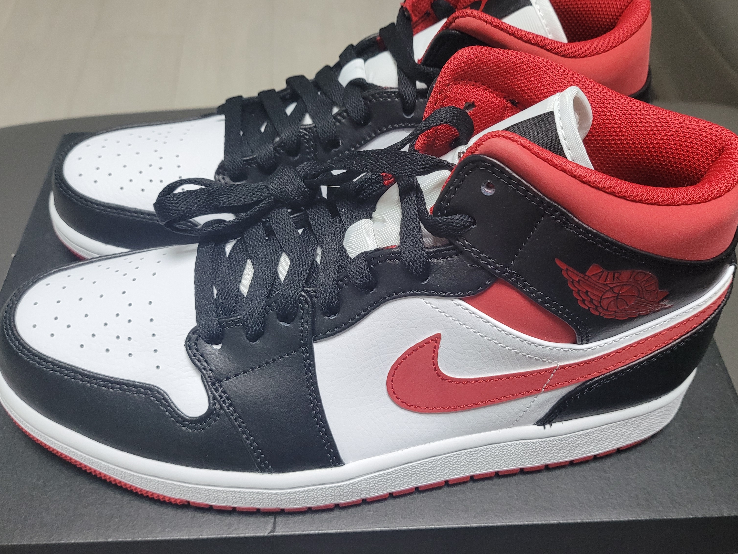 Jordan 1 Mid Gym Red Black White 착용 스타일