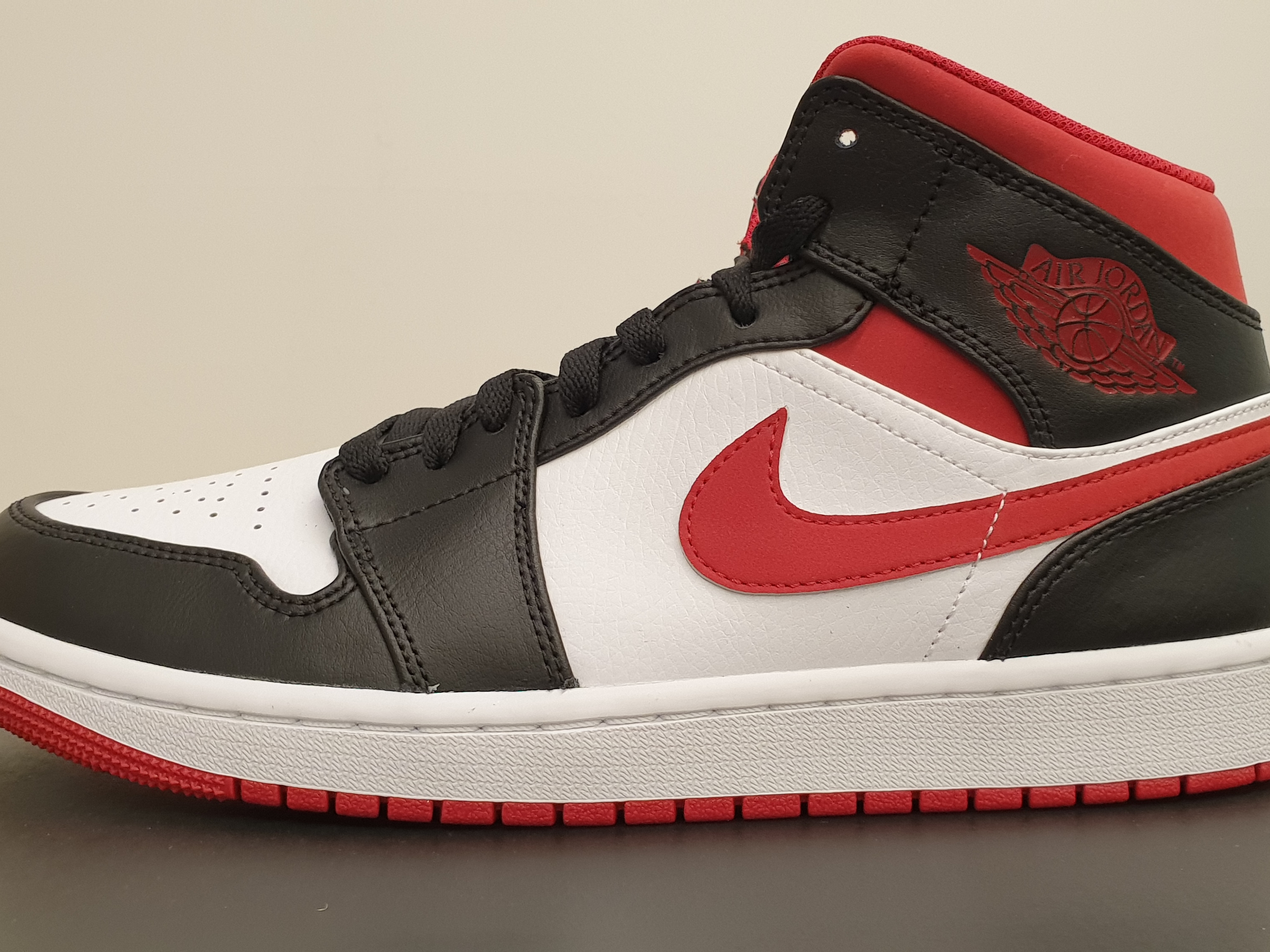 Jordan 1 Mid Gym Red Black White 착용 스타일