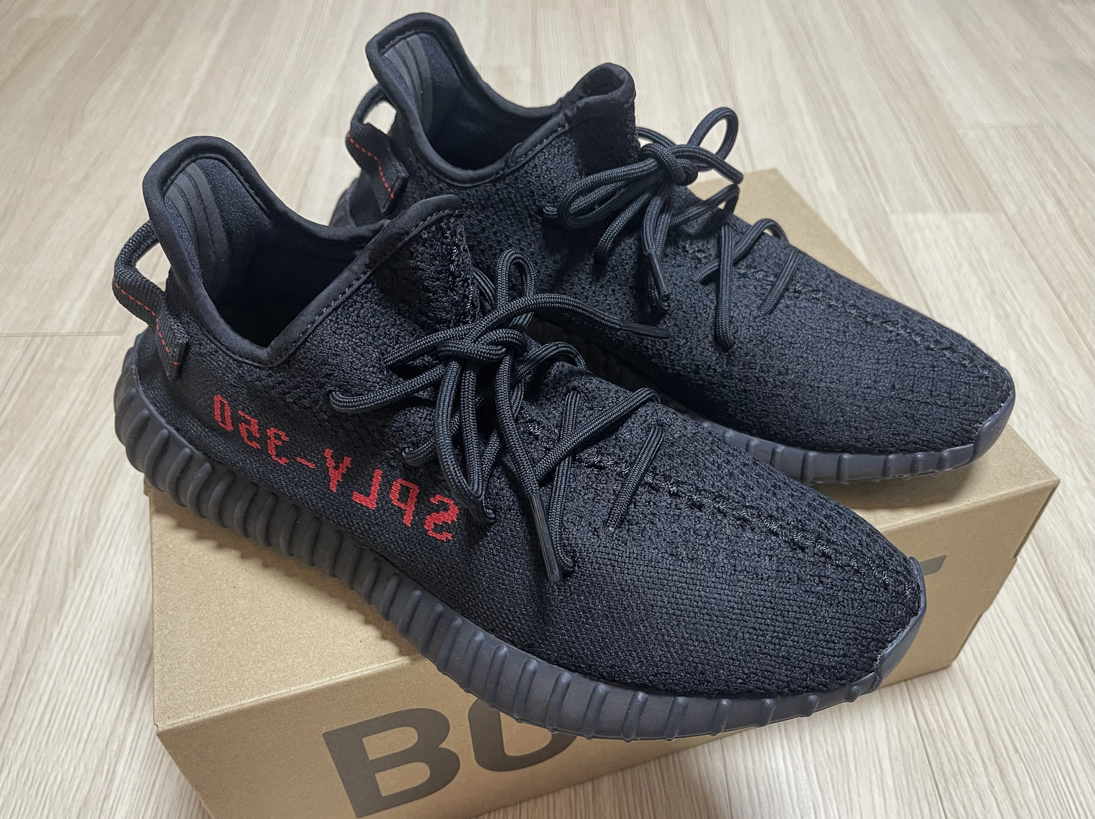 Adidas Yeezy Boost 350 V2 Black Red 2020 착용 스타일 - 1