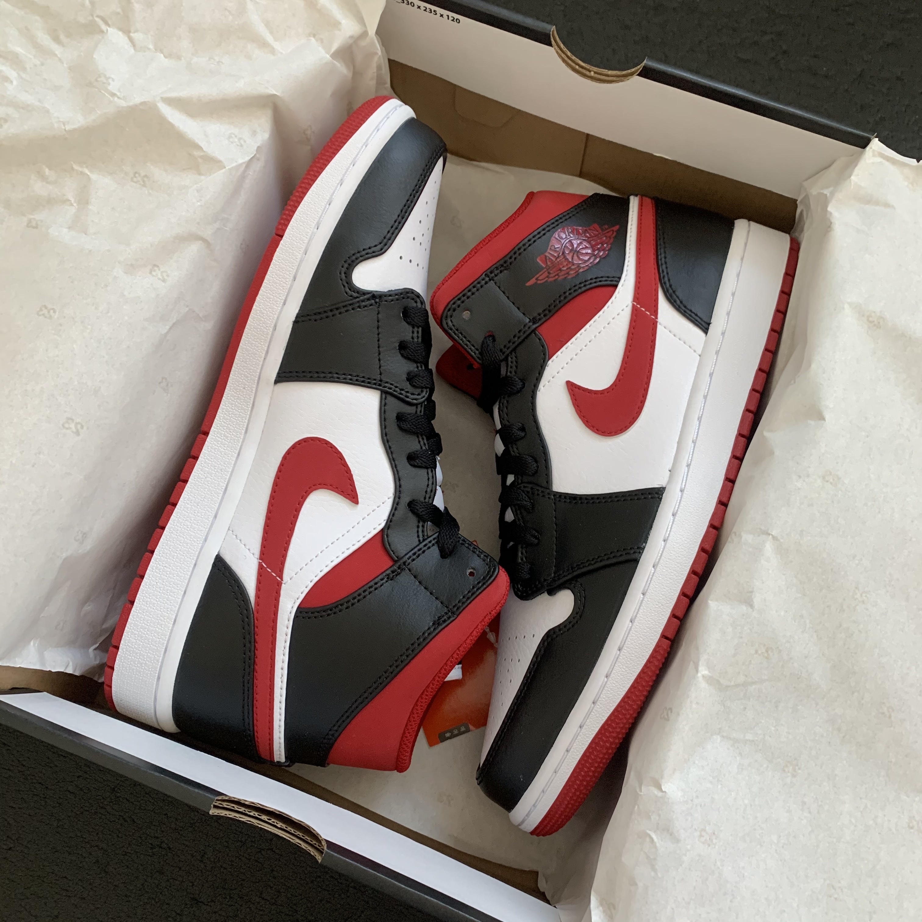 Jordan 1 Mid Gym Red Black White 착용 스타일