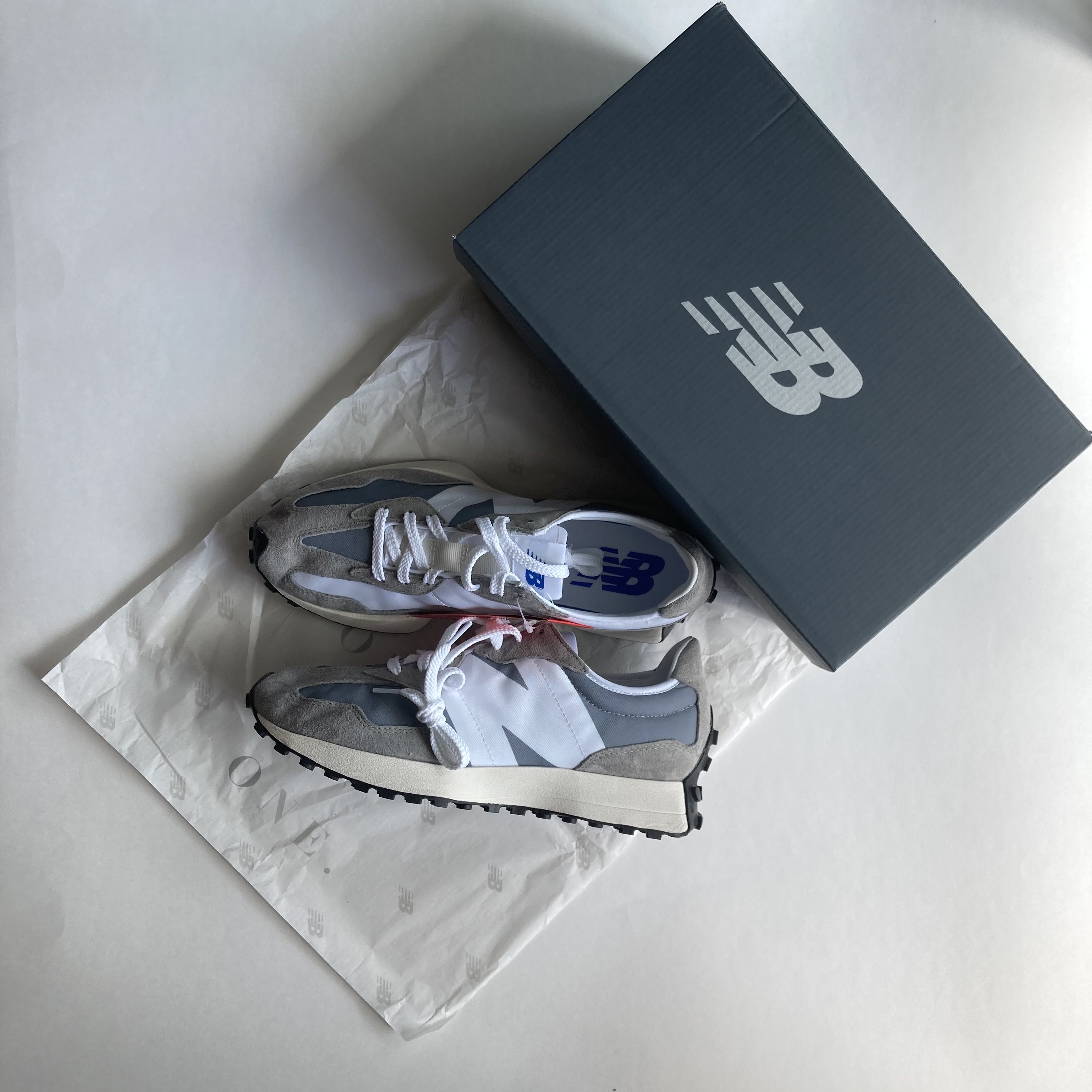 New Balance 327 Grey 착용 스타일