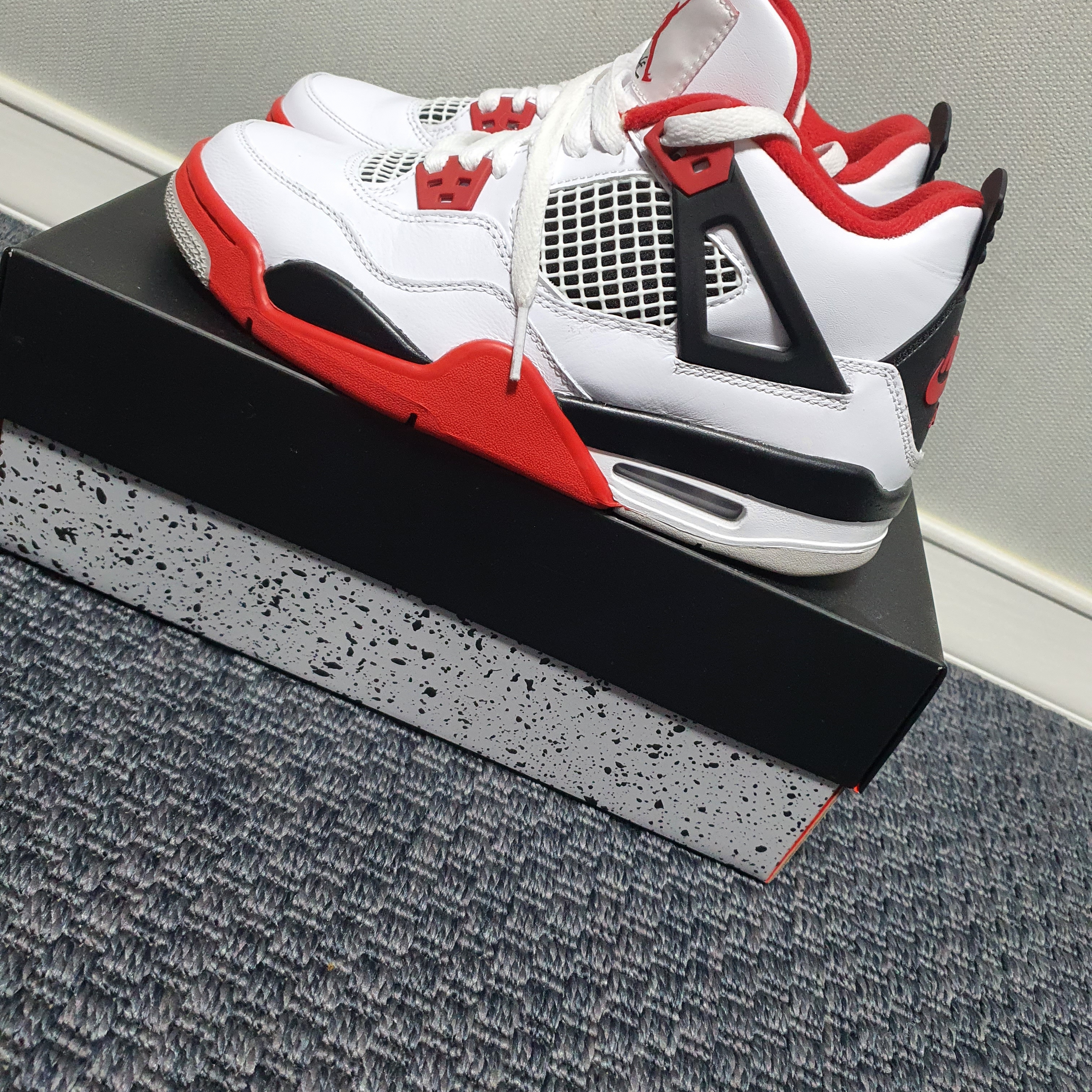 Jordan 4 Retro OG Fire Red 2020 착용 스타일