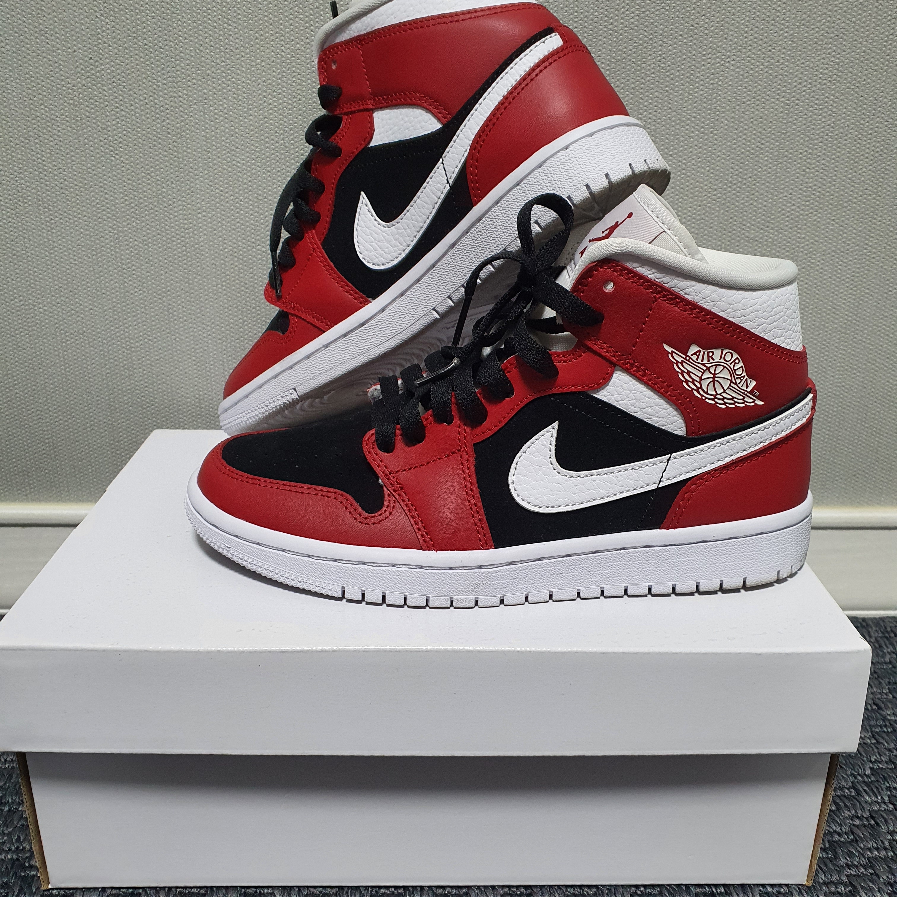 (W) Jordan 1 Mid Gym Red Black 착용 스타일