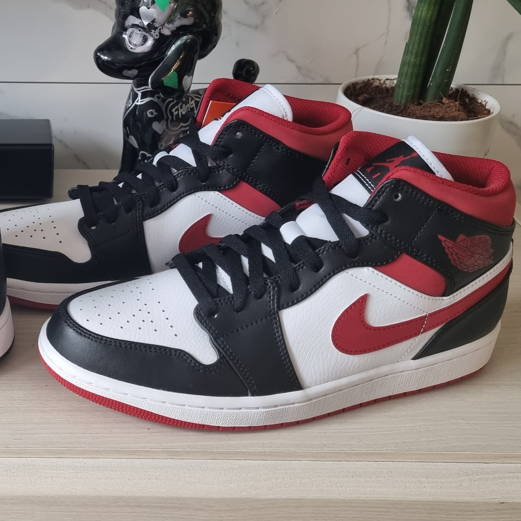 Jordan 1 Mid Gym Red Black White 착용 스타일 - 2