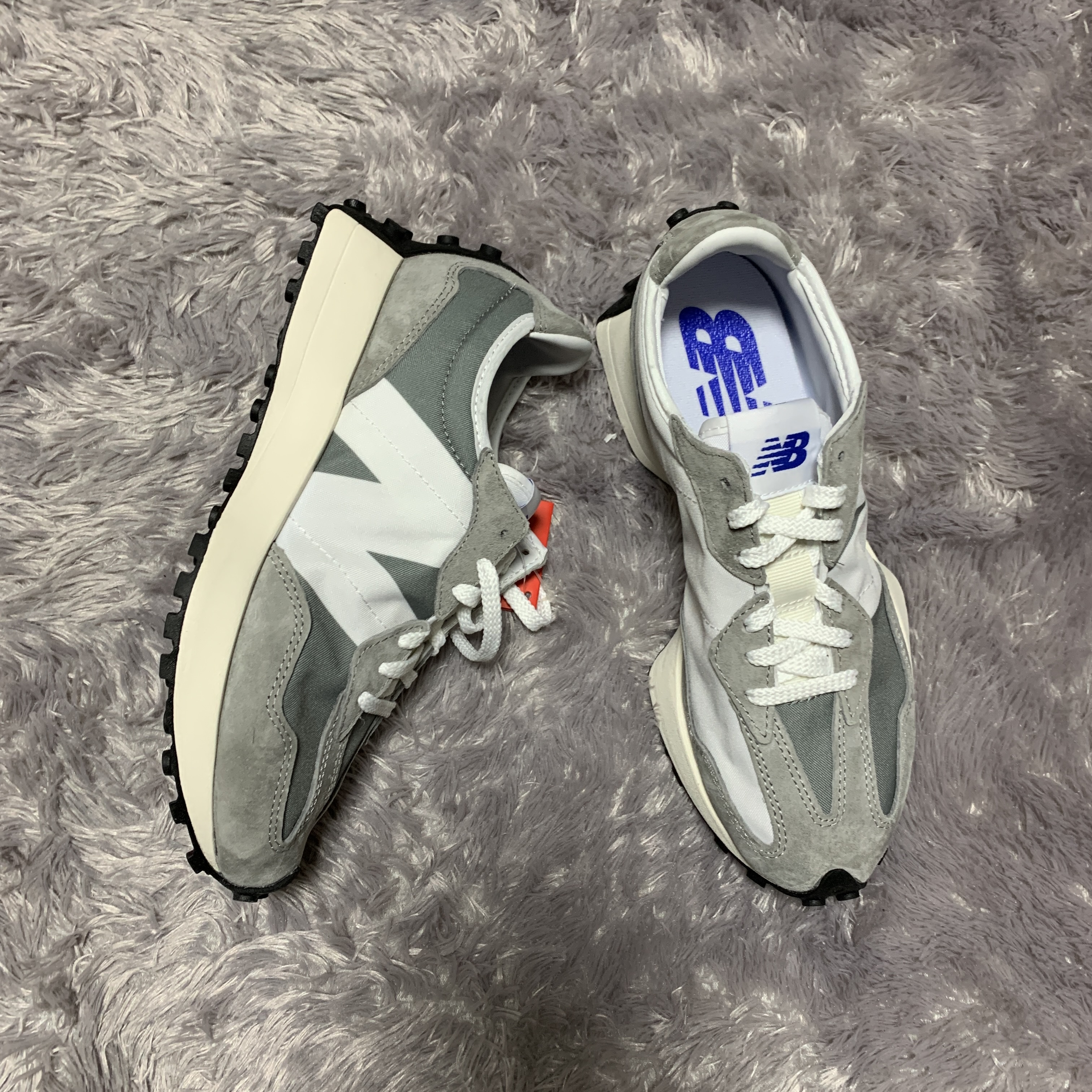 New Balance 327 Grey 착용 스타일 - 2