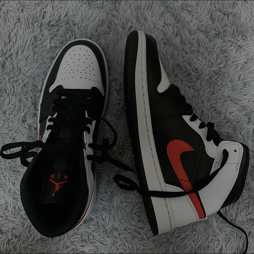 Jordan 1 Mid Black Chile Red 착용 스타일