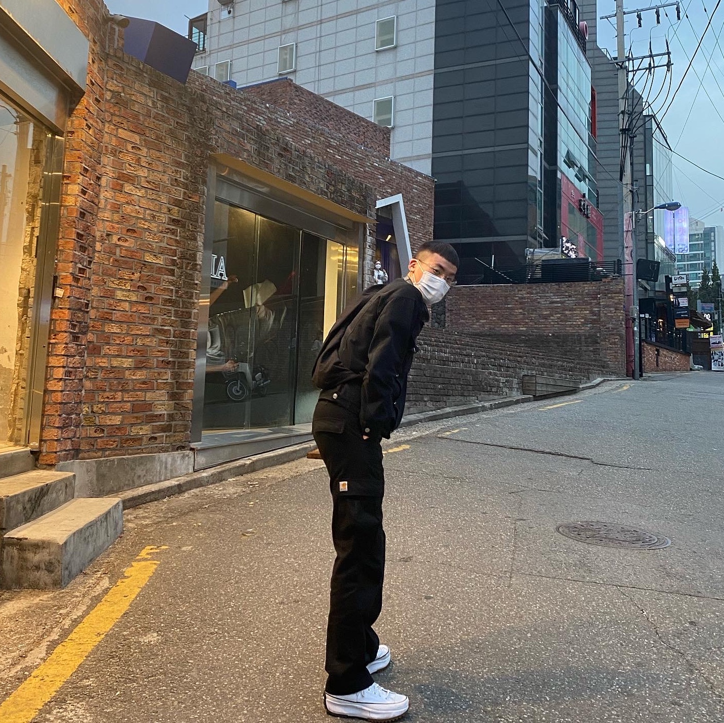 Converse Run Star Hike Hi White Black Gum 착용 스타일 - 2
