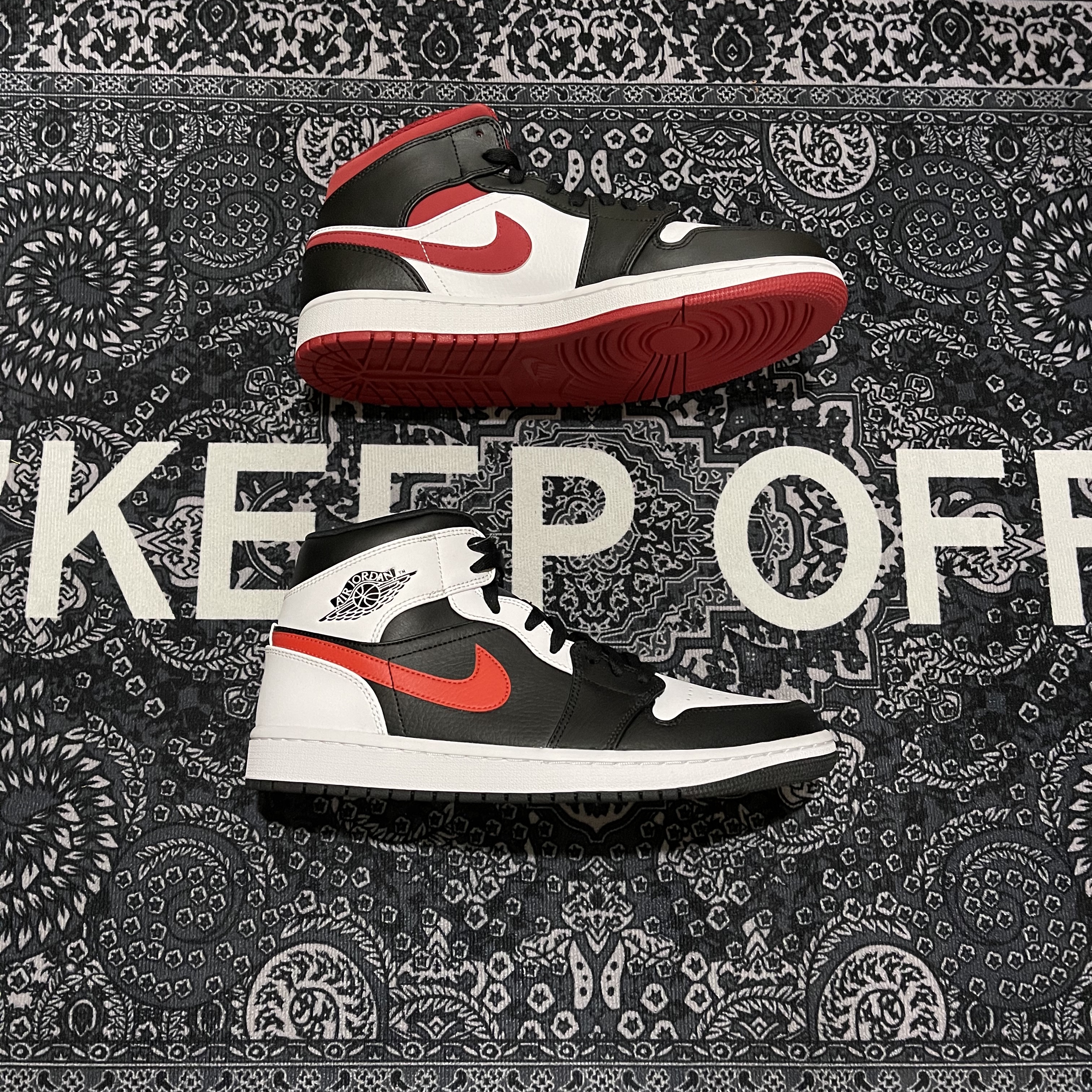 Jordan 1 Mid Gym Red Black White, Jordan 1 Mid Black Chile Red 착용 스타일 - 3