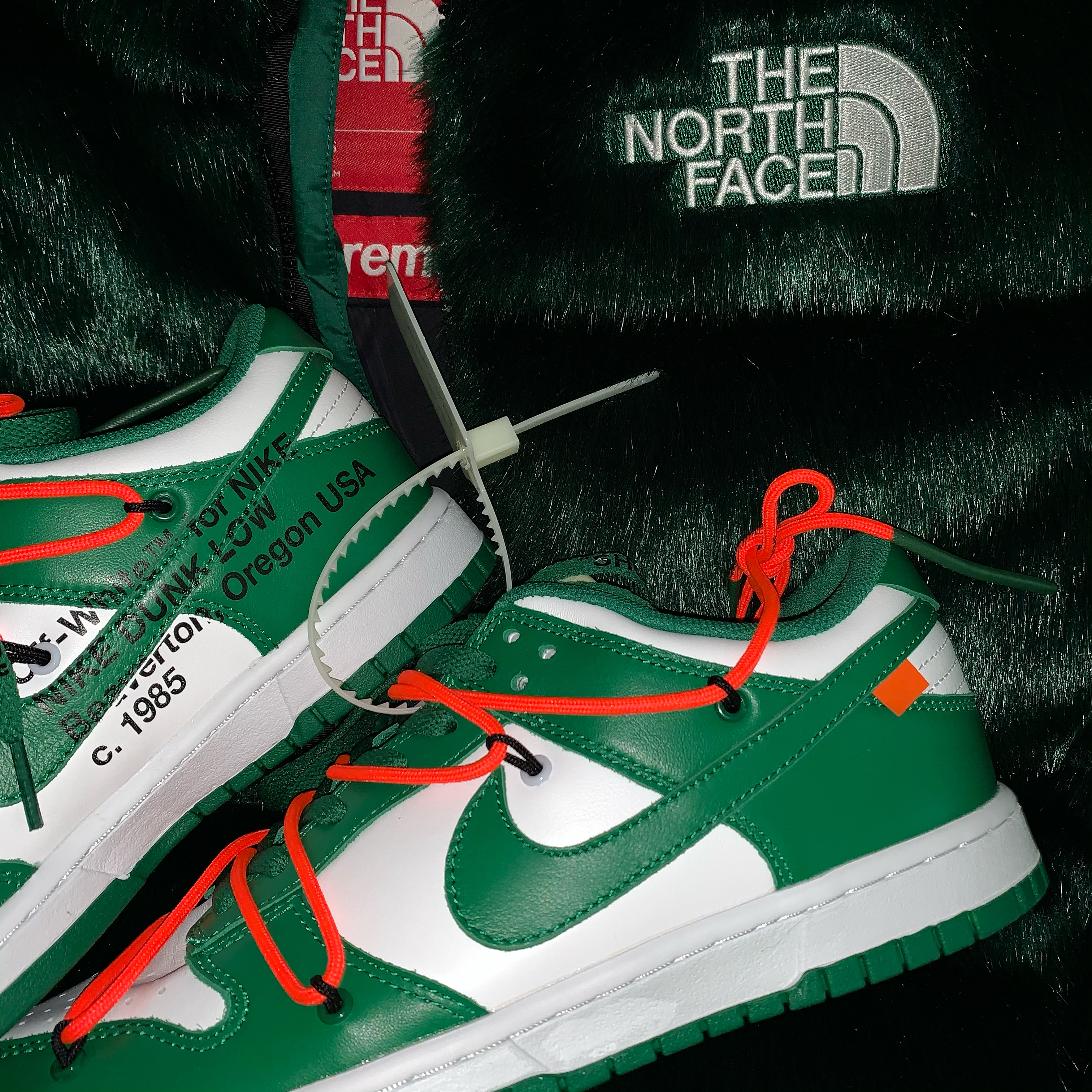 Nike x Off-White Dunk Low Pine Green, Supreme x The North Face Faux Fur Nuptse Jacket Green - 20FW 착용 스타일