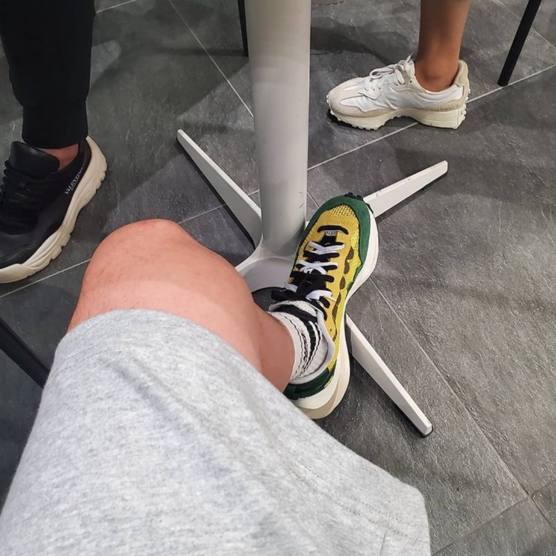 (W) New Balance 327 White Moonbeam, Nike x Sacai VaporWaffle Tour Yellow & Gorge Green Sail 착용 스타일