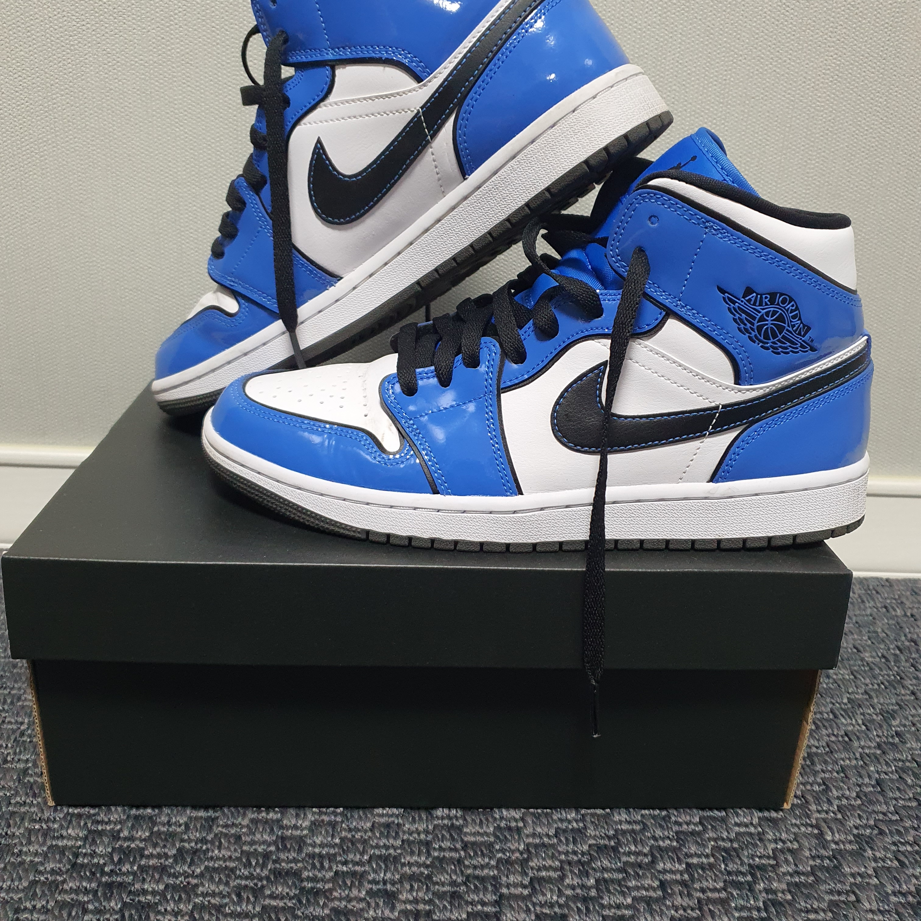 Jordan 1 Mid SE Signal Blue 착용 스타일