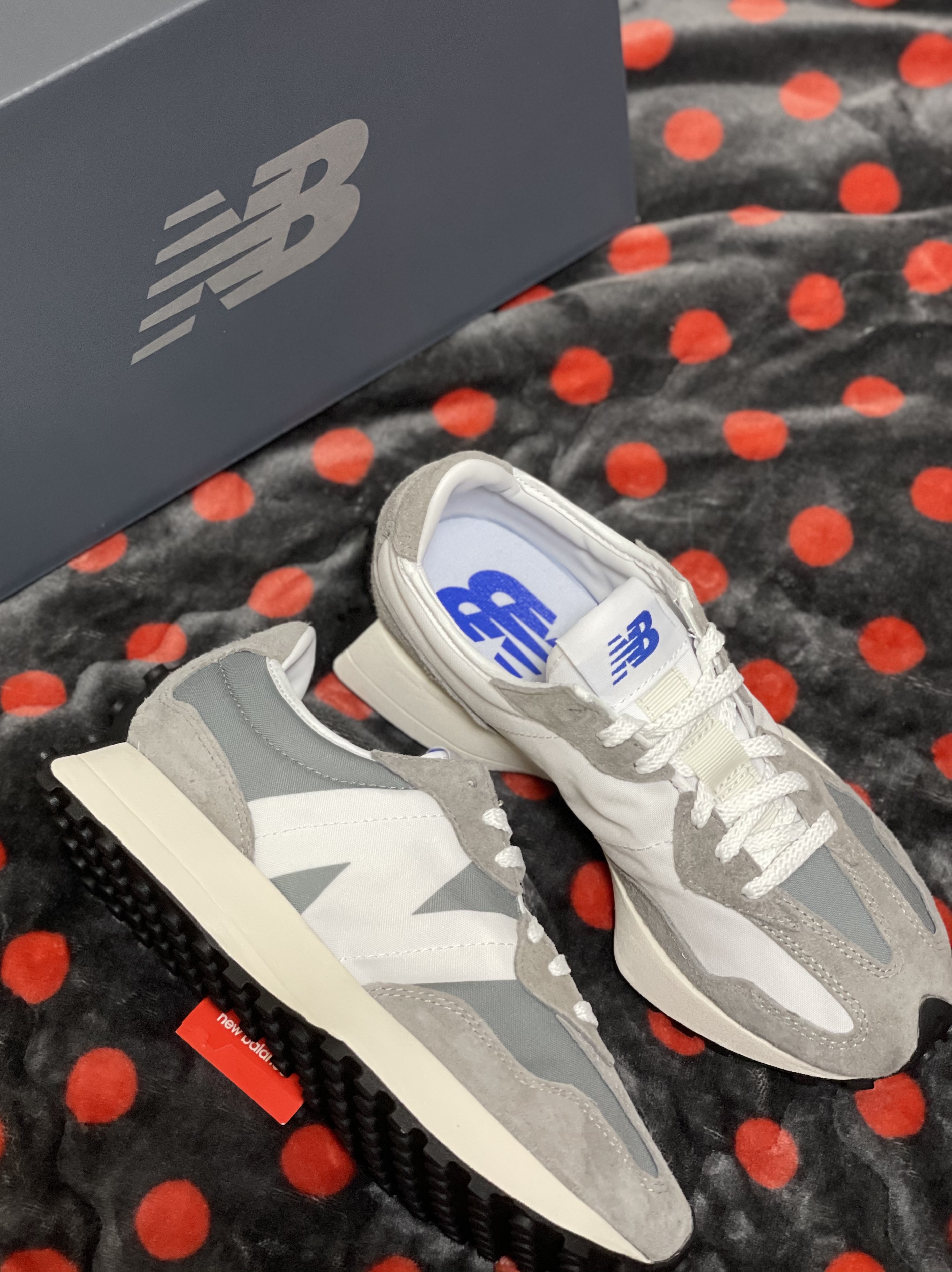 New Balance 327 Grey 착용 스타일