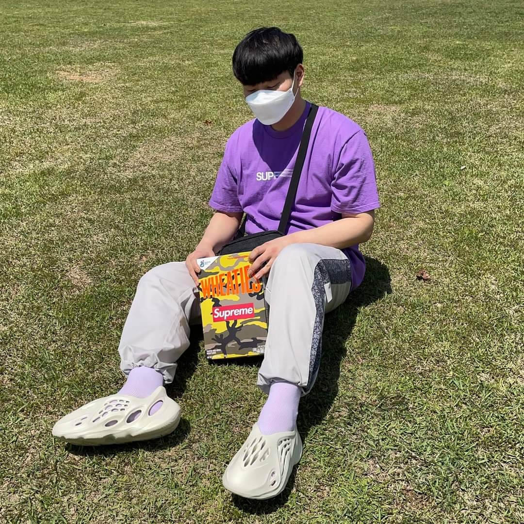 Adidas Yeezy Foam RNNR Sand, Supreme Motion Logo T-Shirt Purple - 20SS 착용 스타일 - 1