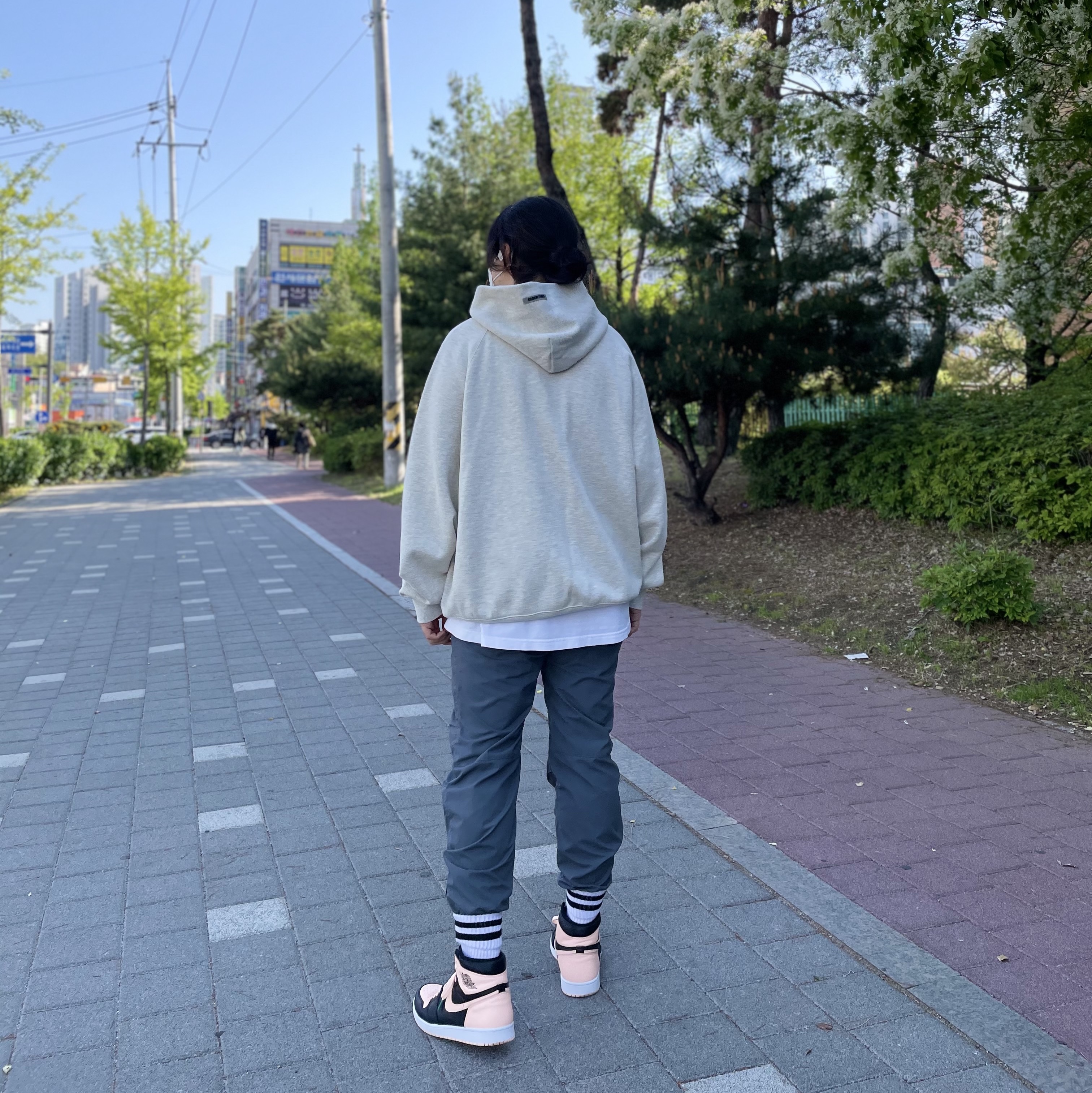 Jordan 1 Retro High OG Crimson Tint, Essentials 3D Silicon Applique Pullover Hoodie Oatmeal/Oatmeal Heather/Light Heather Oatmeal 2020 착용 스타일