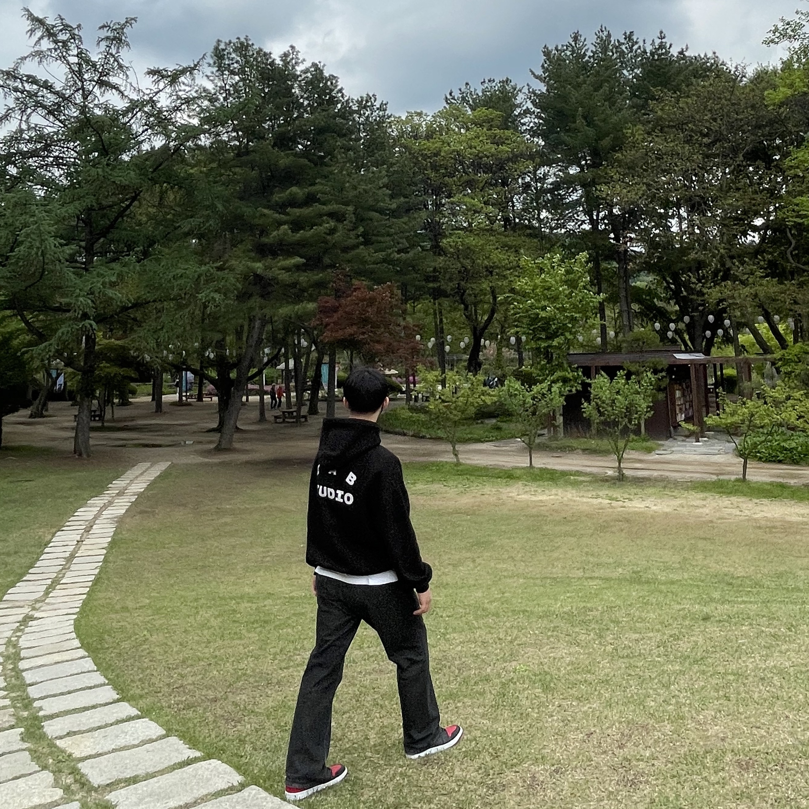 IAB Studio Hoodie Black White, Jordan 1 Mid Bred Banned 2020 착용 스타일