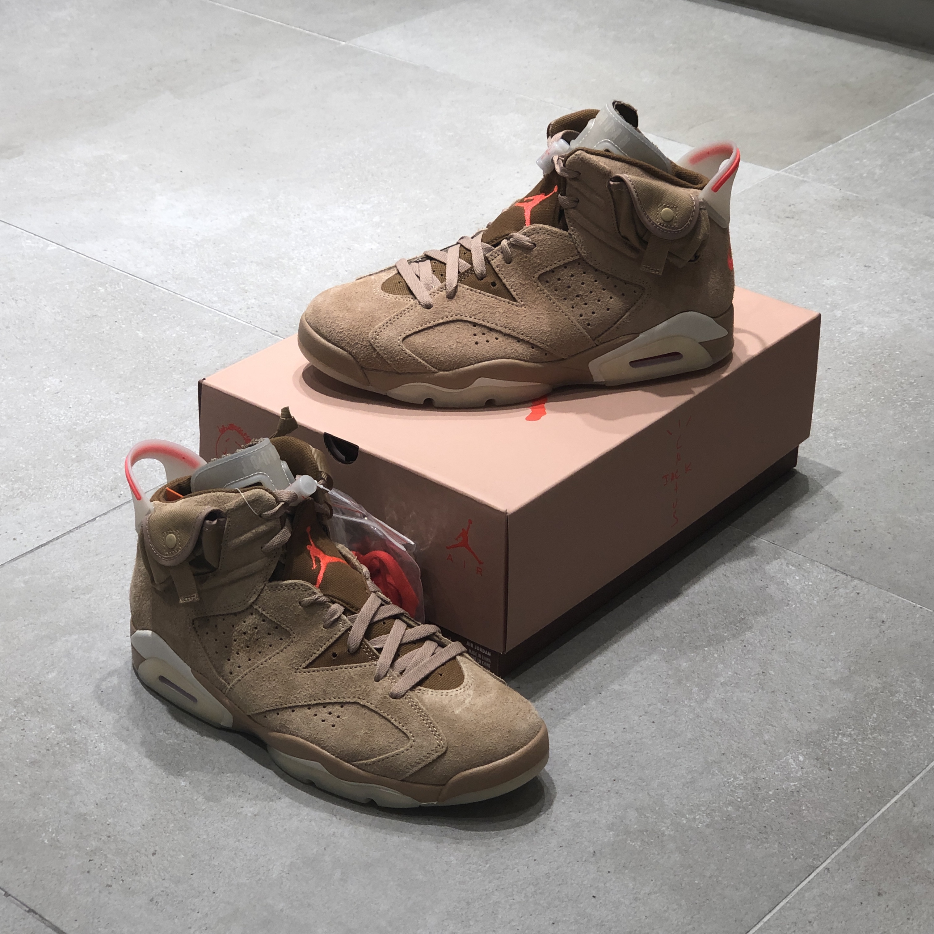 Jordan 6 x Travis Scott Retro SP British Khaki 착용 스타일