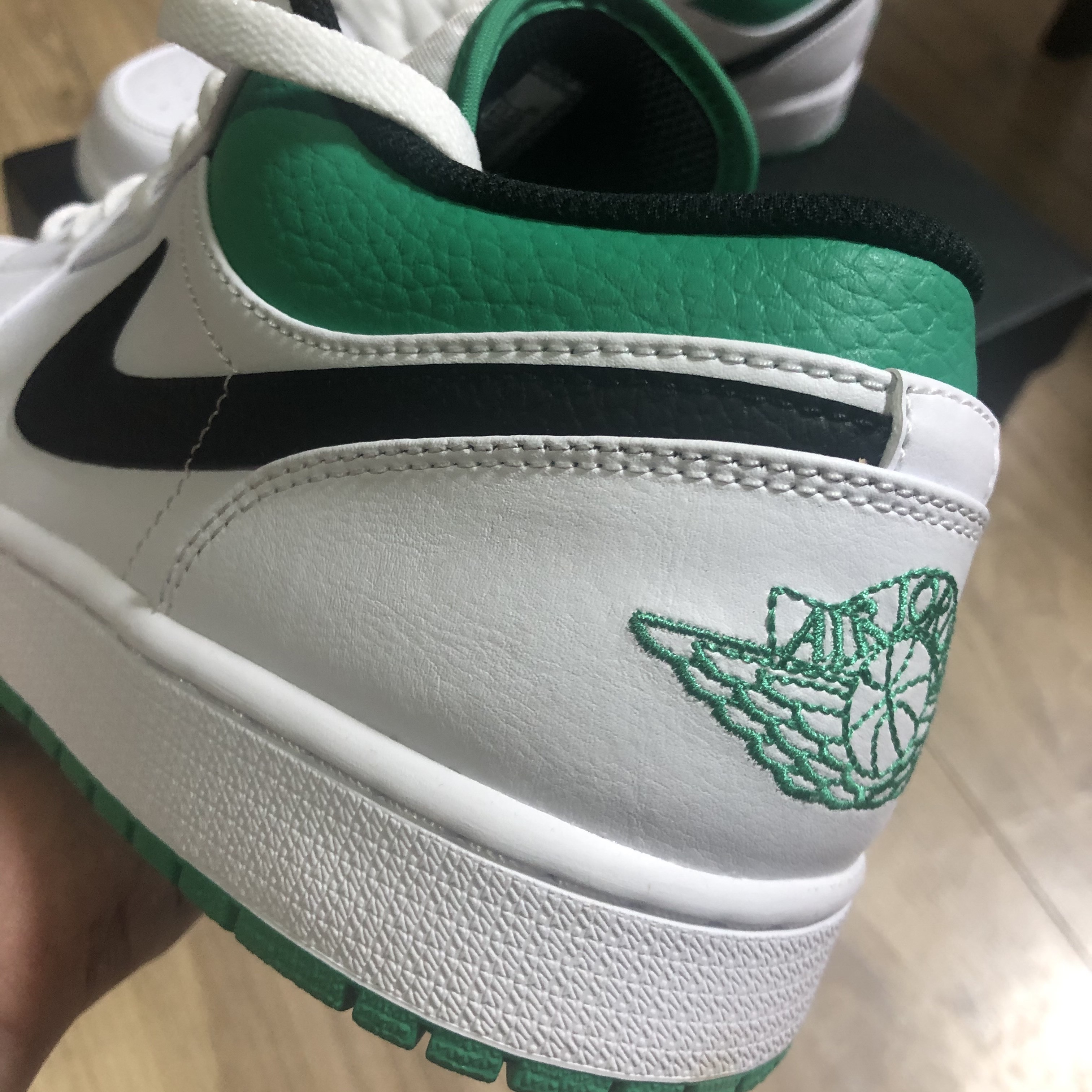 Jordan 1 Low White Lucky Green 착용 스타일 - 4