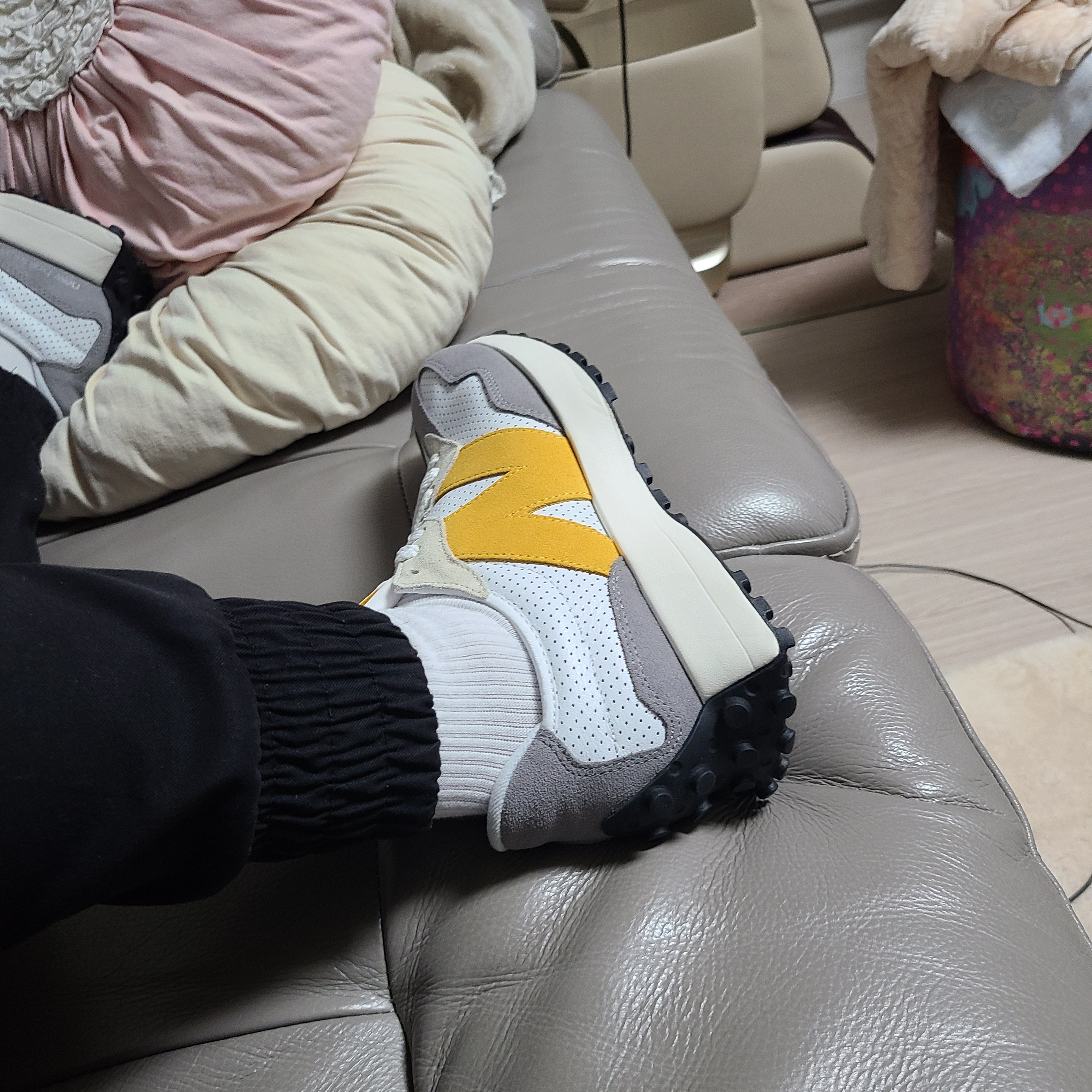 New Balance 327 Grey Yellow - JD Sports Exclusive 착용 스타일 - 4