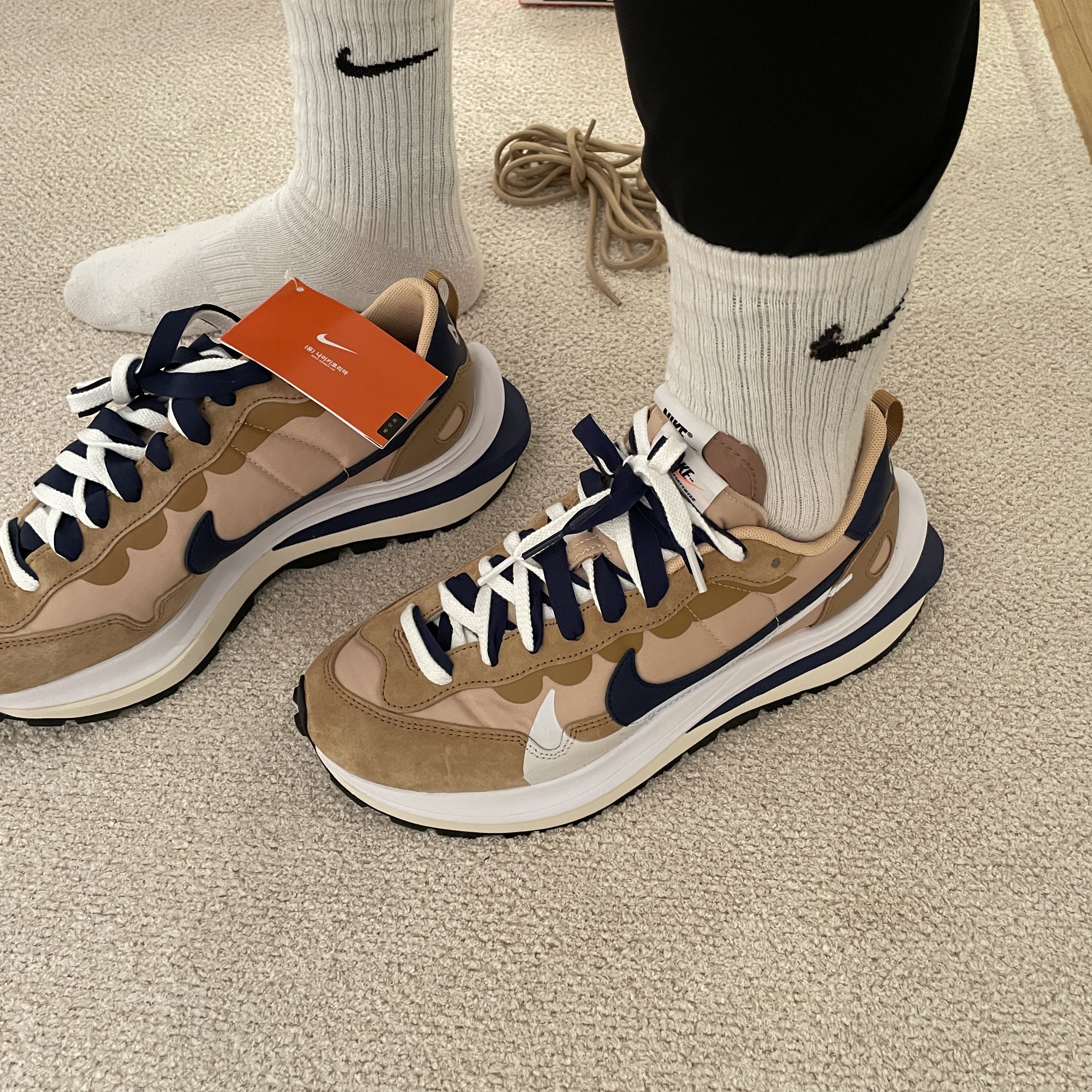 Nike x Sacai VaporWaffle Sesame and Blue Void 착용 스타일 - 2