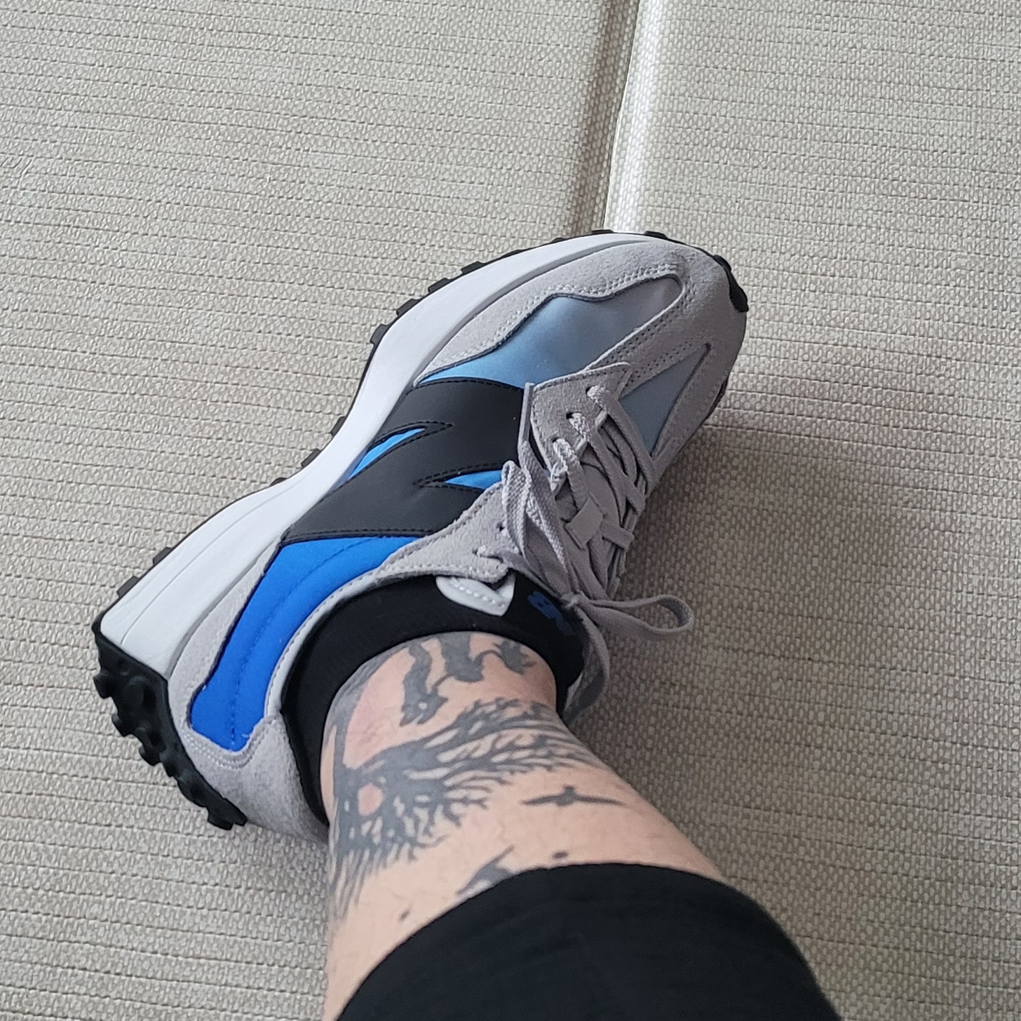 New Balance 327 Cobalt Blue 착용 스타일 - 3
