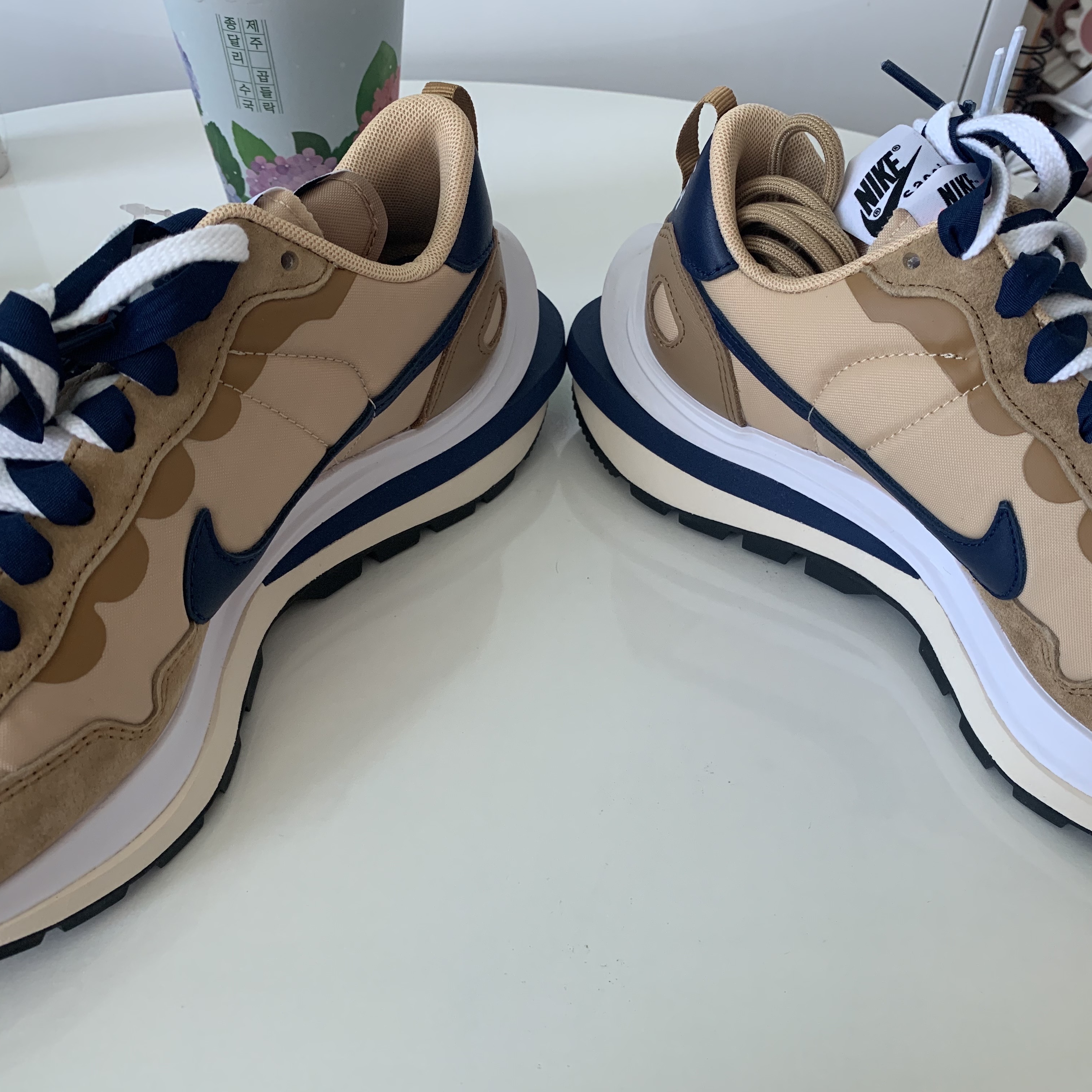 Nike x Sacai VaporWaffle Sesame and Blue Void 착용 스타일 - 3